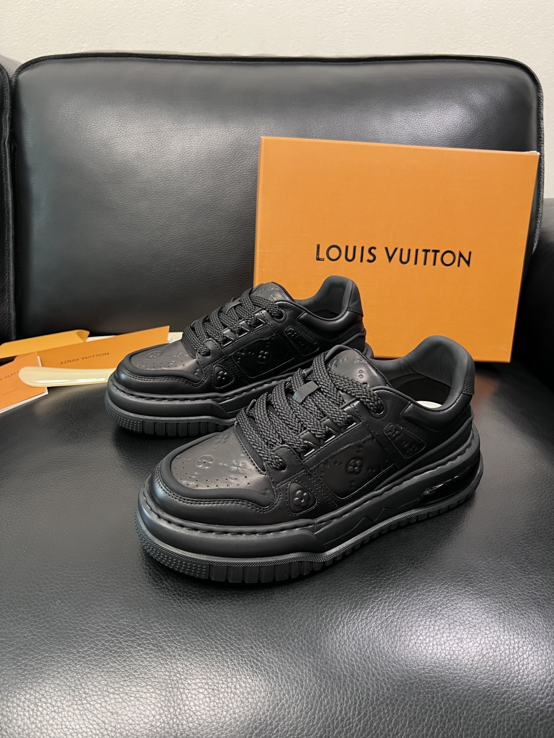 Lv  高品质  顶级工艺品  路易威登，运动板鞋专柜同步，鞋面意大利进口，高品质拼接缤纷色彩复杂工艺品