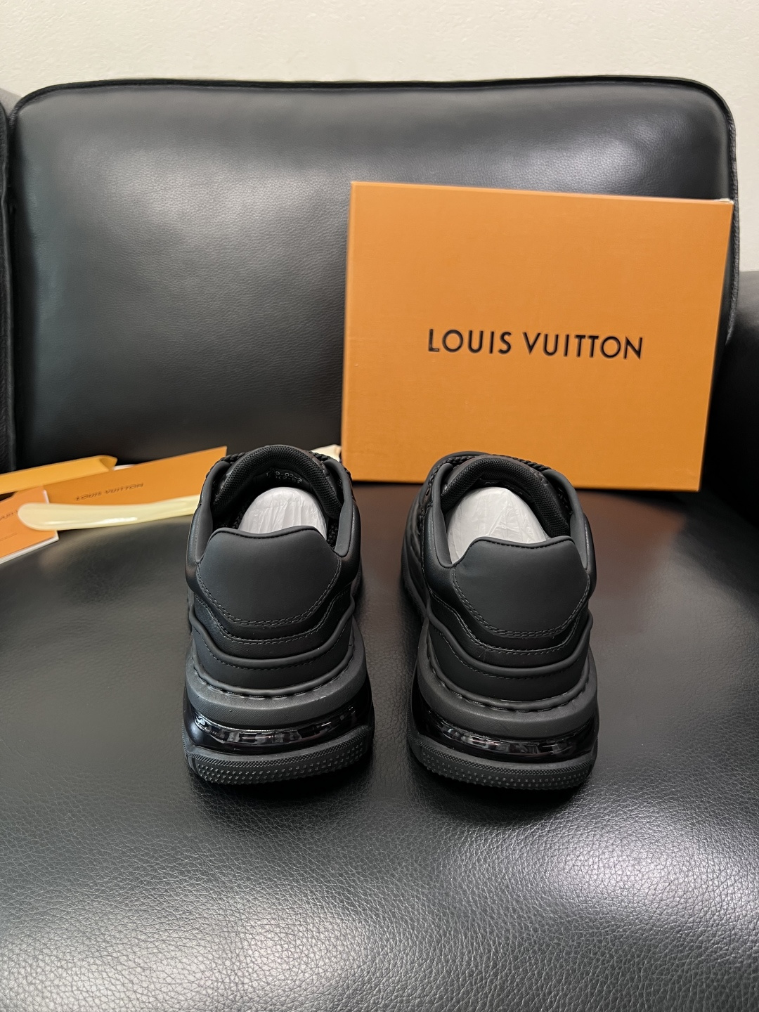 Lv  高品质  顶级工艺品  路易威登，运动板鞋专柜同步，鞋面意大利进口，高品质拼接缤纷色彩复杂工艺品