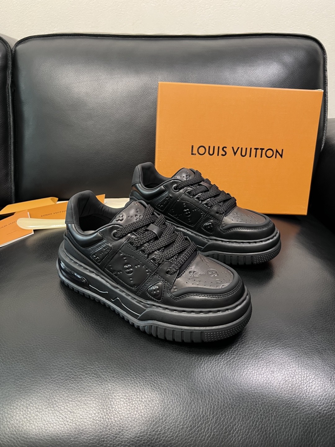 Lv  高品质  顶级工艺品  路易威登，运动板鞋专柜同步，鞋面意大利进口，高品质拼接缤纷色彩复杂工艺品