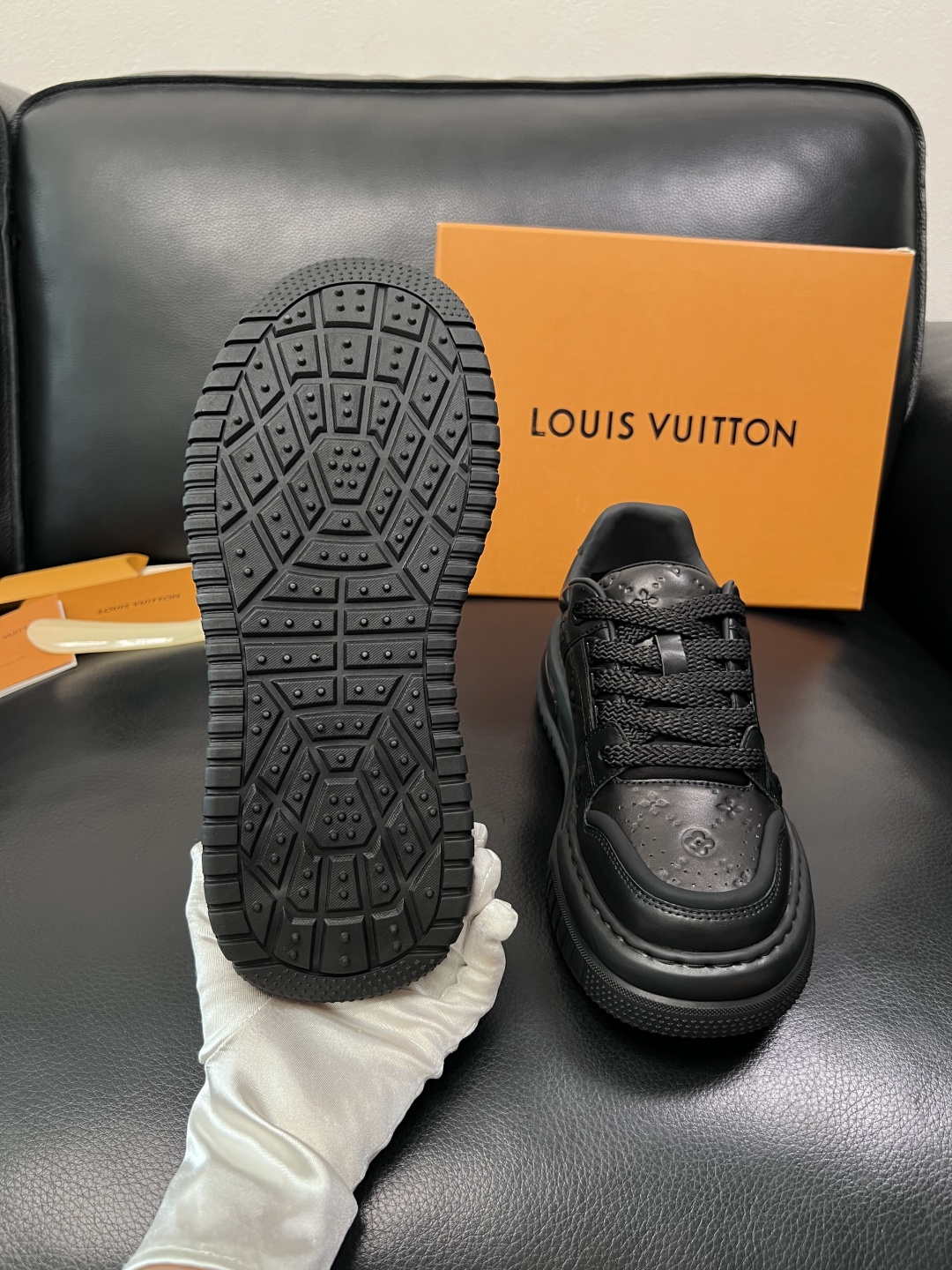 Lv  高品质  顶级工艺品  路易威登，运动板鞋专柜同步，鞋面意大利进口，高品质拼接缤纷色彩复杂工艺品