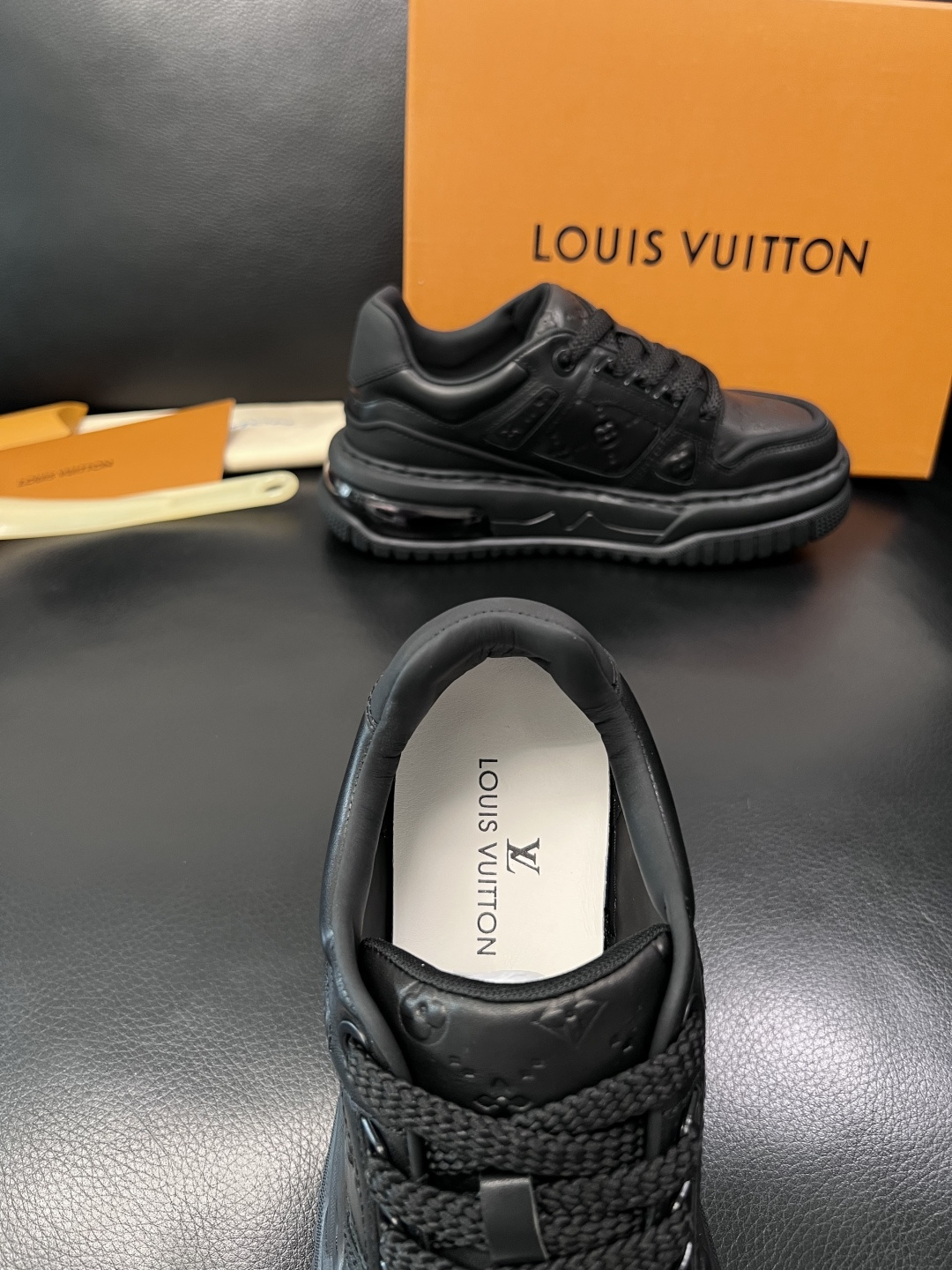 Lv  高品质  顶级工艺品  路易威登，运动板鞋专柜同步，鞋面意大利进口，高品质拼接缤纷色彩复杂工艺品