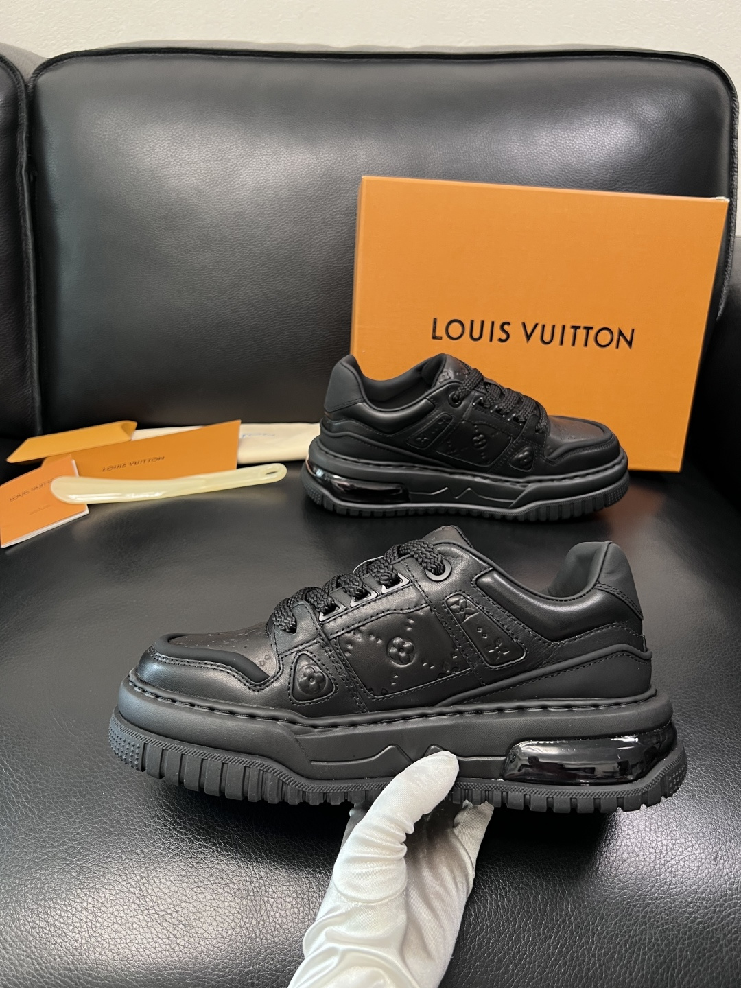 Lv  高品质  顶级工艺品  路易威登，运动板鞋专柜同步，鞋面意大利进口，高品质拼接缤纷色彩复杂工艺品