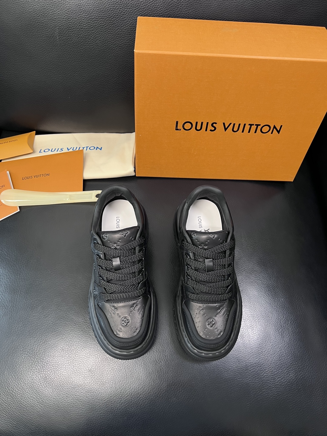 Lv  高品质  顶级工艺品  路易威登，运动板鞋专柜同步，鞋面意大利进口，高品质拼接缤纷色彩复杂工艺品