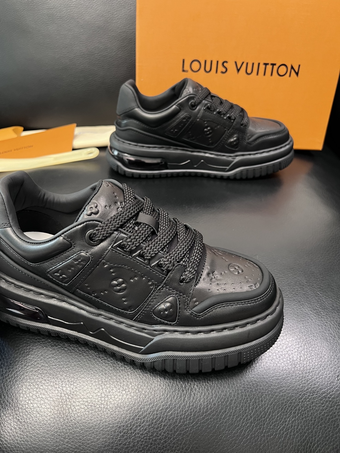 Lv  高品质  顶级工艺品  路易威登，运动板鞋专柜同步，鞋面意大利进口，高品质拼接缤纷色彩复杂工艺品
