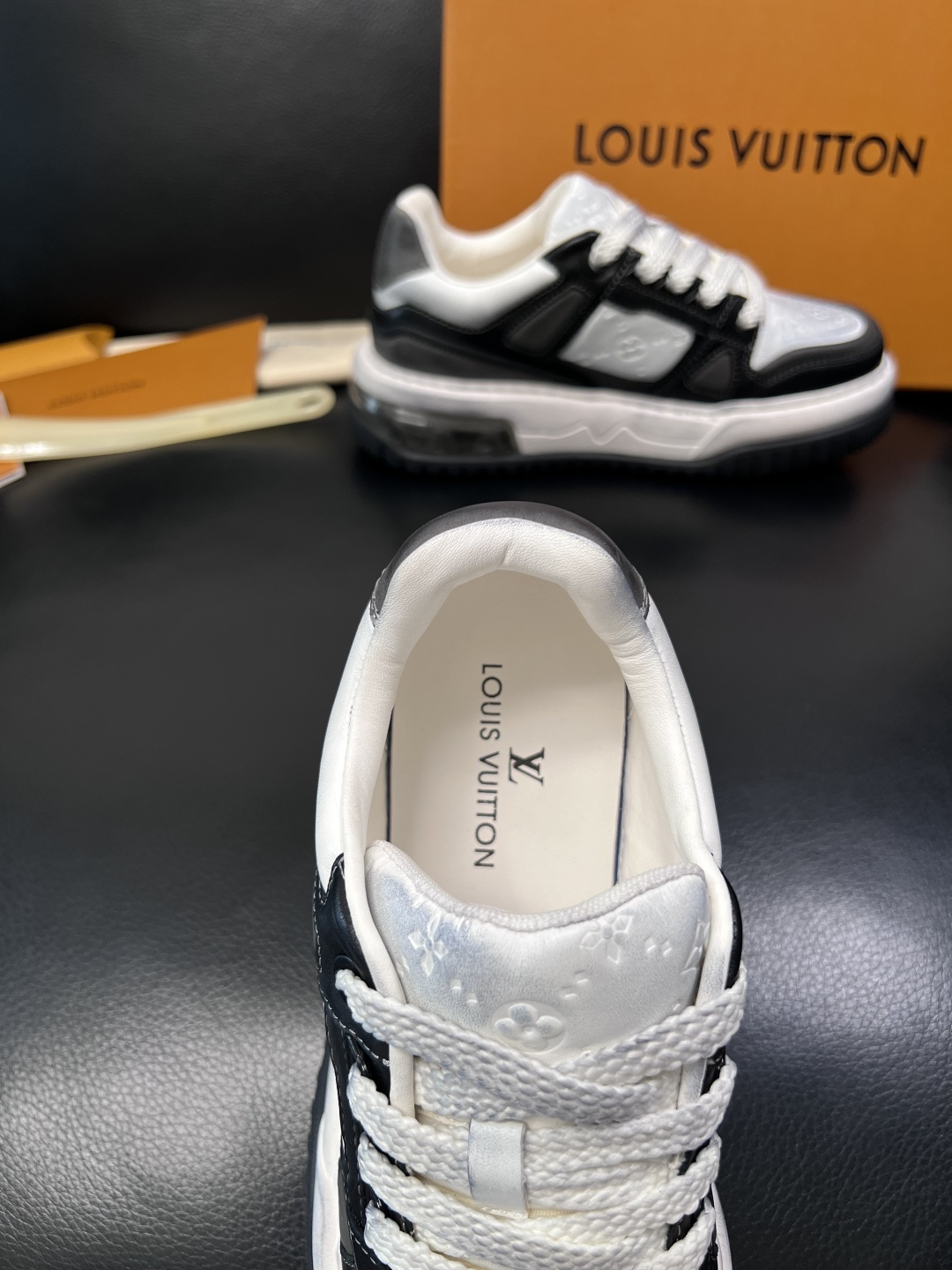 Lv  高品质  顶级工艺品  路易威登，运动板鞋专柜同步，鞋面意大利进口，高品质拼接缤纷色彩复杂工艺品