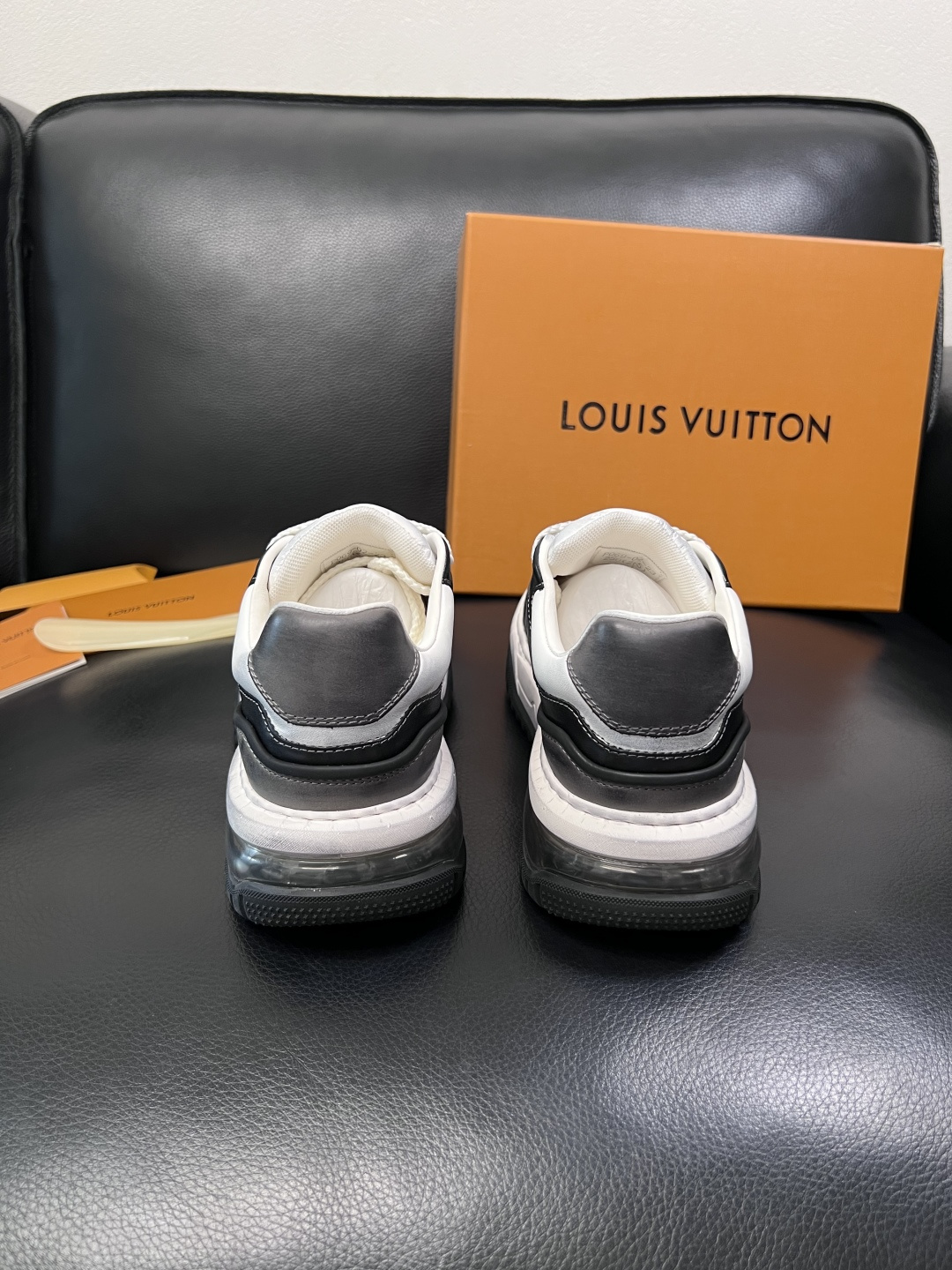 Lv  高品质  顶级工艺品  路易威登，运动板鞋专柜同步，鞋面意大利进口，高品质拼接缤纷色彩复杂工艺品