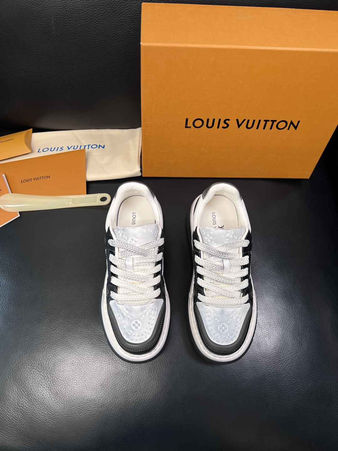 Lv  高品质  顶级工艺品  路易威登，运动板鞋专柜同步，鞋面意大利进口，高品质拼接缤纷色彩复杂工艺品