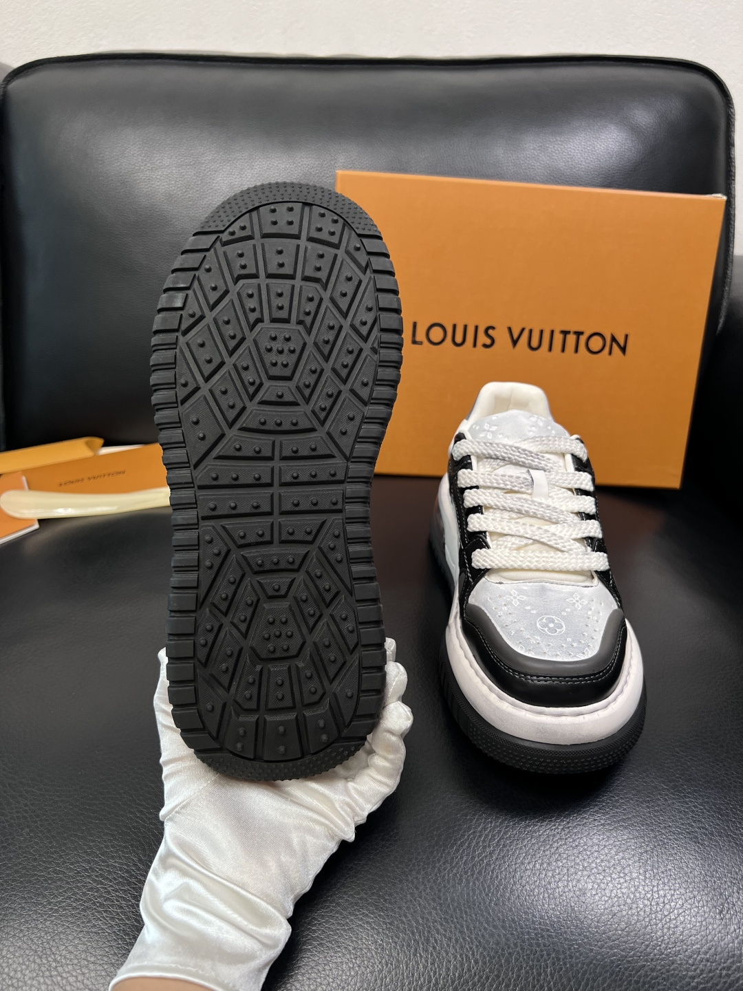 Lv  高品质  顶级工艺品  路易威登，运动板鞋专柜同步，鞋面意大利进口，高品质拼接缤纷色彩复杂工艺品
