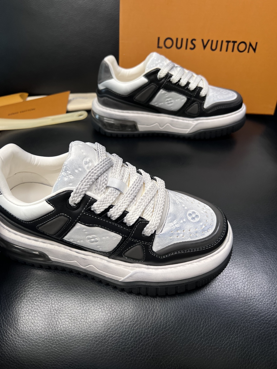 Lv  高品质  顶级工艺品  路易威登，运动板鞋专柜同步，鞋面意大利进口，高品质拼接缤纷色彩复杂工艺品