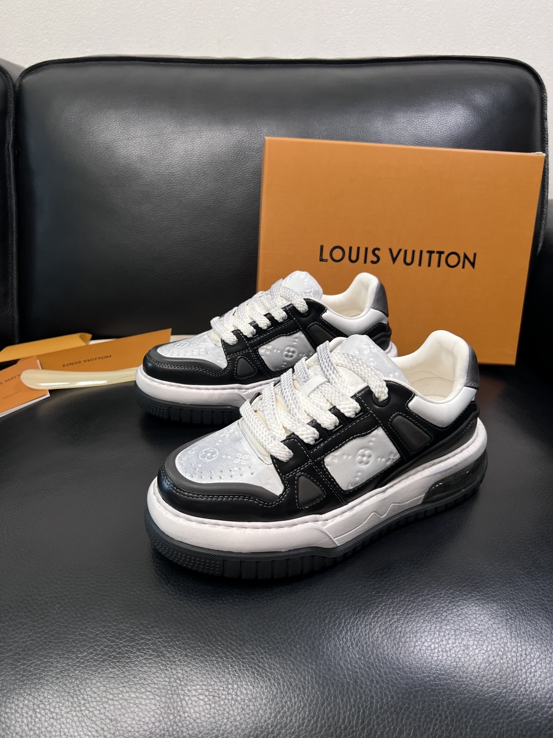 Lv  高品质  顶级工艺品  路易威登，运动板鞋专柜同步，鞋面意大利进口，高品质拼接缤纷色彩复杂工艺品