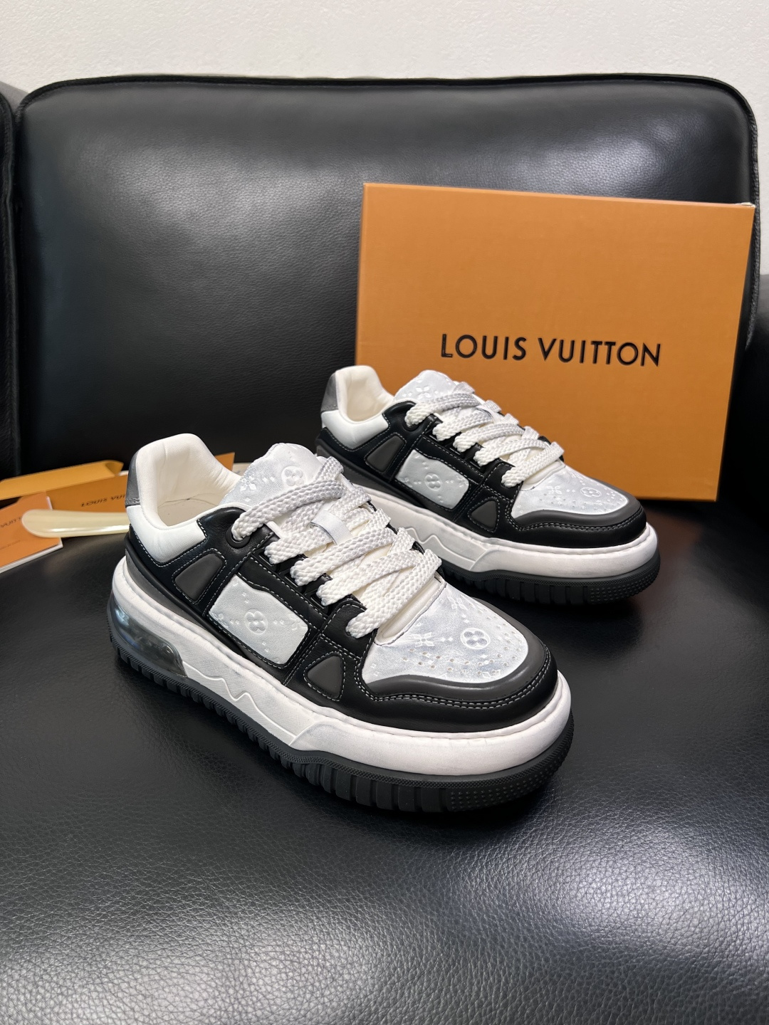 Lv  高品质  顶级工艺品  路易威登，运动板鞋专柜同步，鞋面意大利进口，高品质拼接缤纷色彩复杂工艺品
