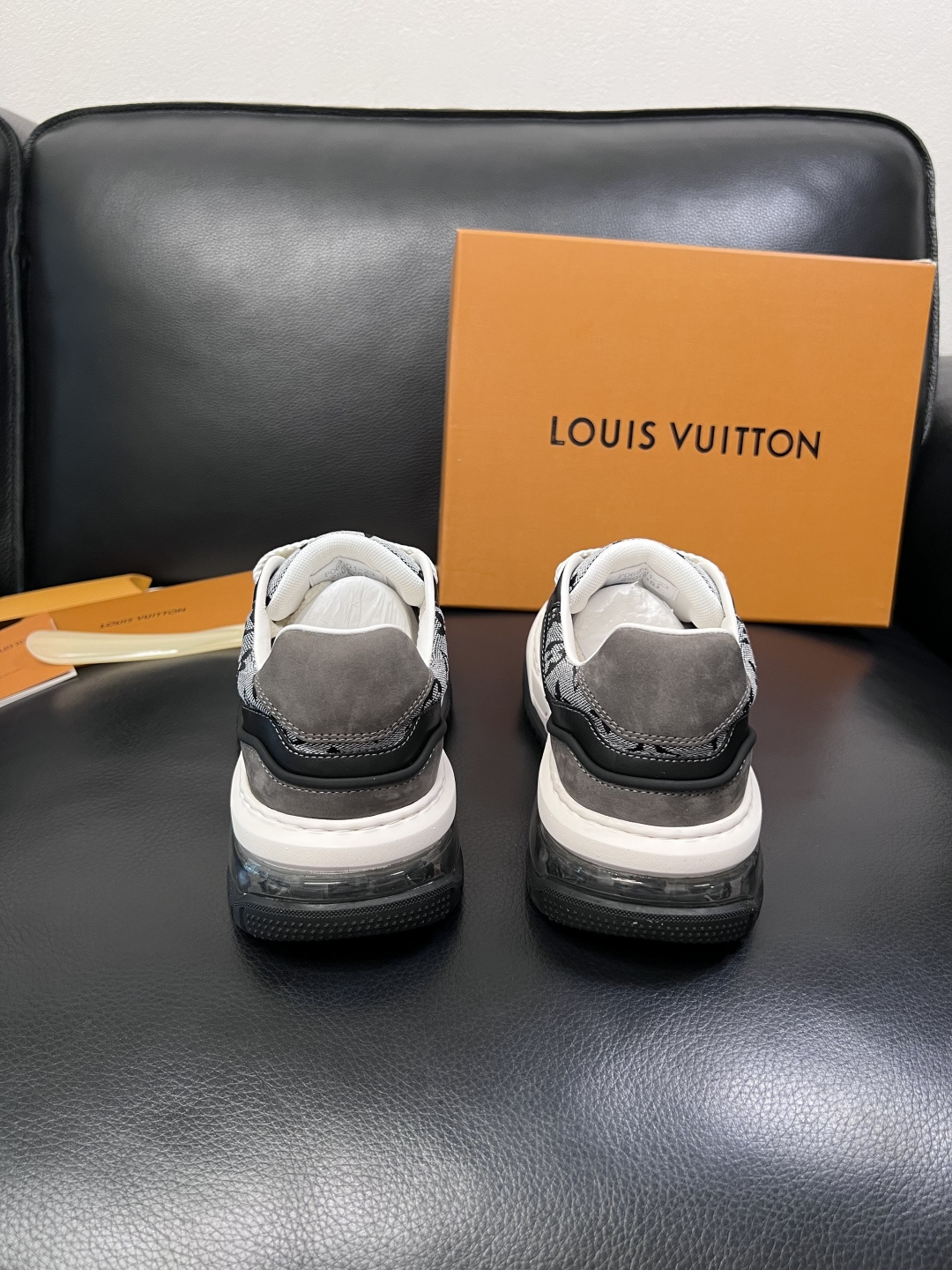 Lv  高品质  顶级工艺品  路易威登，运动板鞋专柜同步，鞋面意大利进口，高品质拼接缤纷色彩复杂工艺品