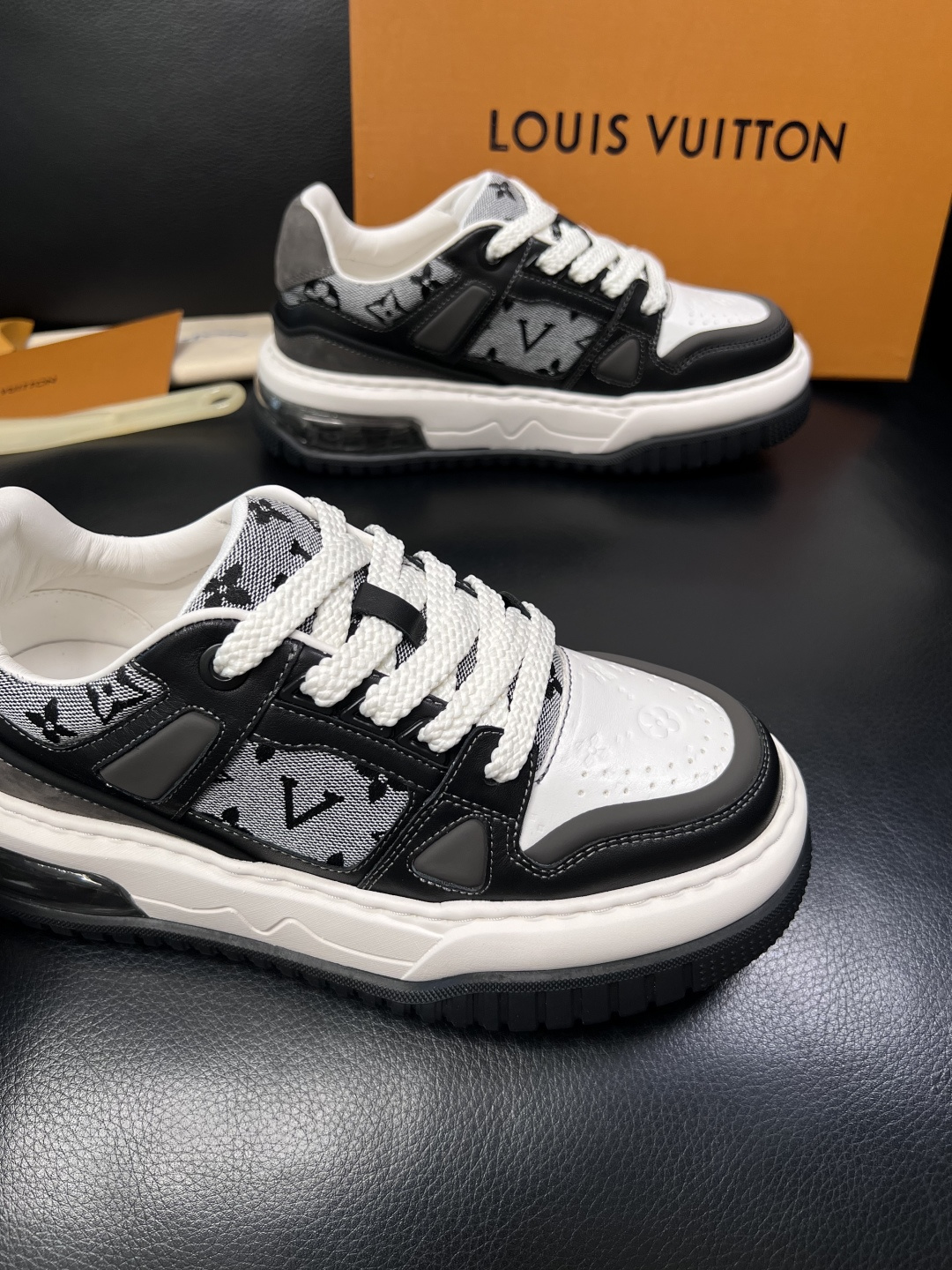 Lv  高品质  顶级工艺品  路易威登，运动板鞋专柜同步，鞋面意大利进口，高品质拼接缤纷色彩复杂工艺品