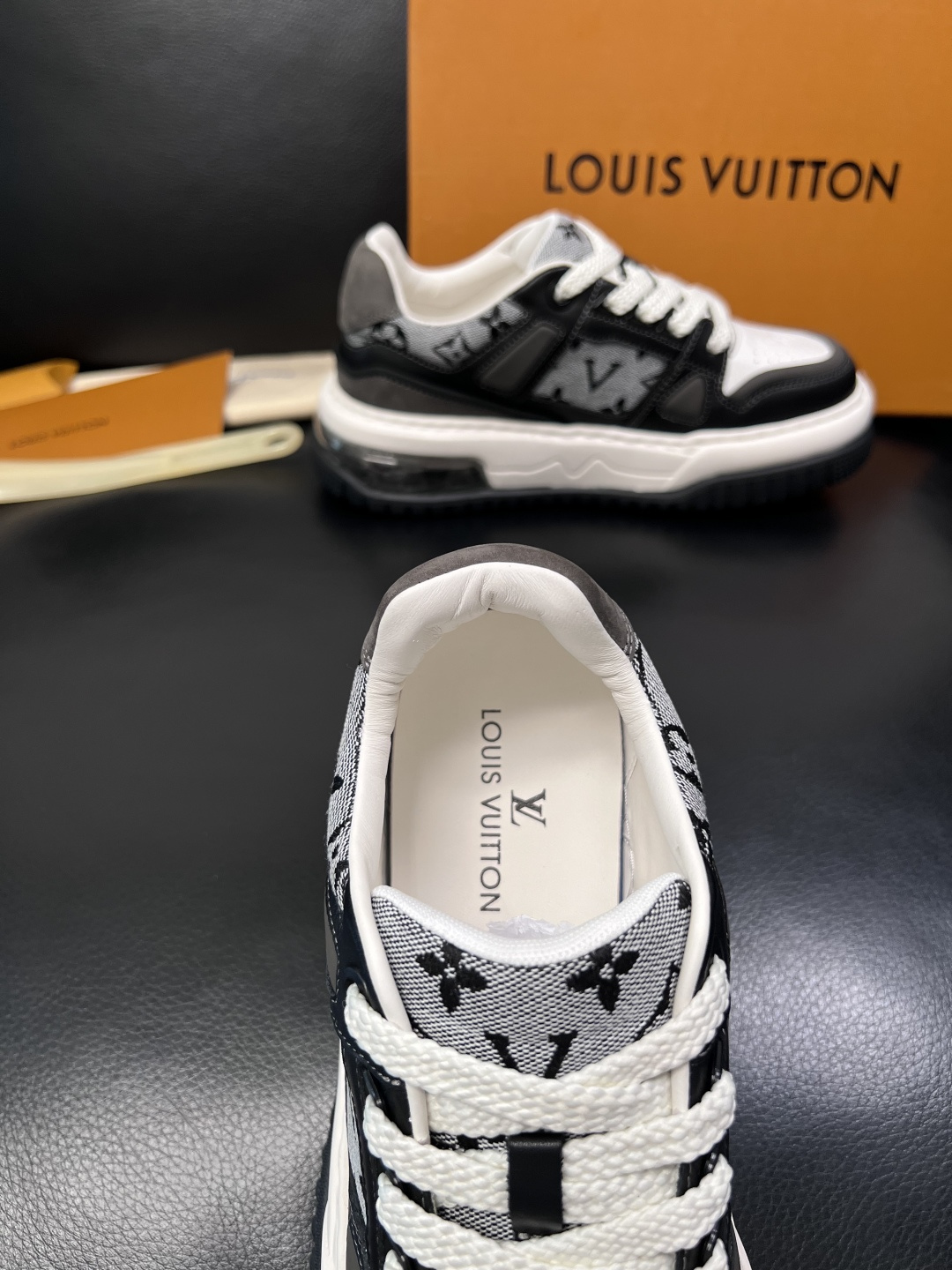 Lv  高品质  顶级工艺品  路易威登，运动板鞋专柜同步，鞋面意大利进口，高品质拼接缤纷色彩复杂工艺品