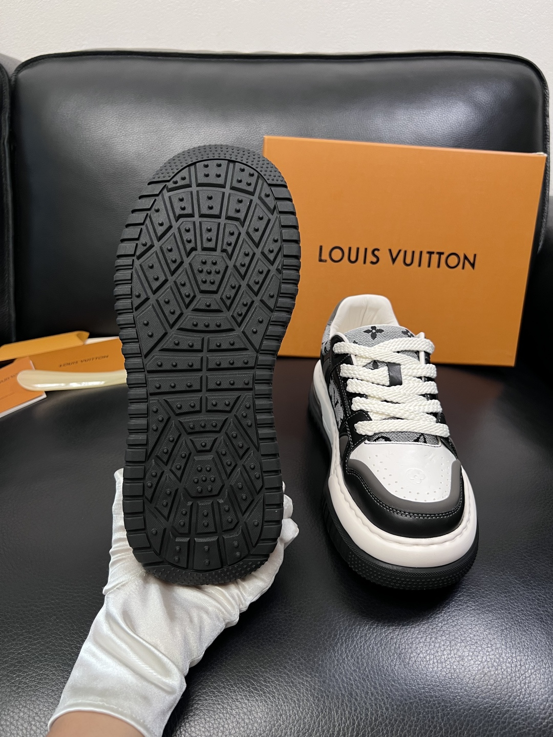 Lv  高品质  顶级工艺品  路易威登，运动板鞋专柜同步，鞋面意大利进口，高品质拼接缤纷色彩复杂工艺品