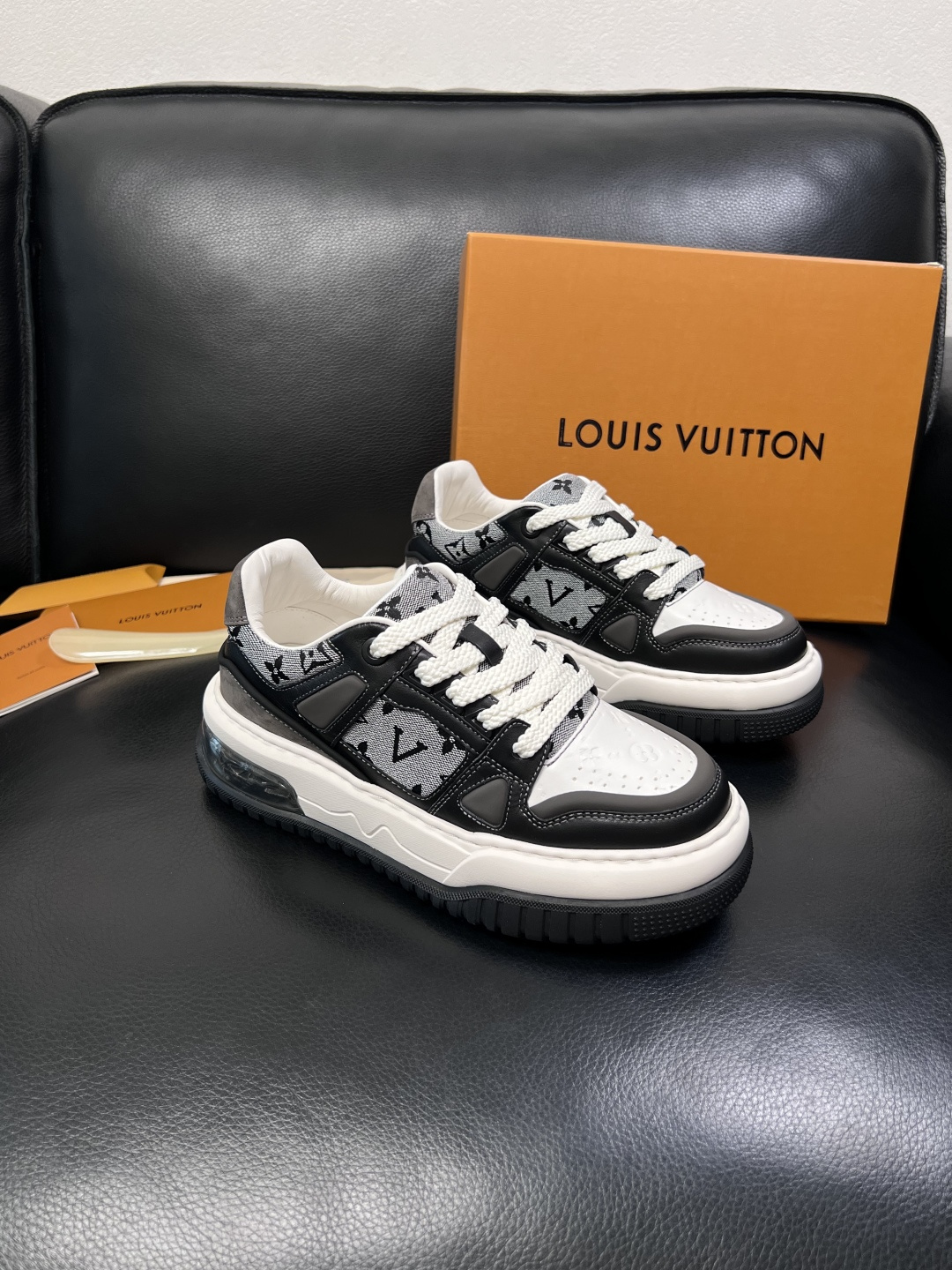 Lv  高品质  顶级工艺品  路易威登，运动板鞋专柜同步，鞋面意大利进口，高品质拼接缤纷色彩复杂工艺品