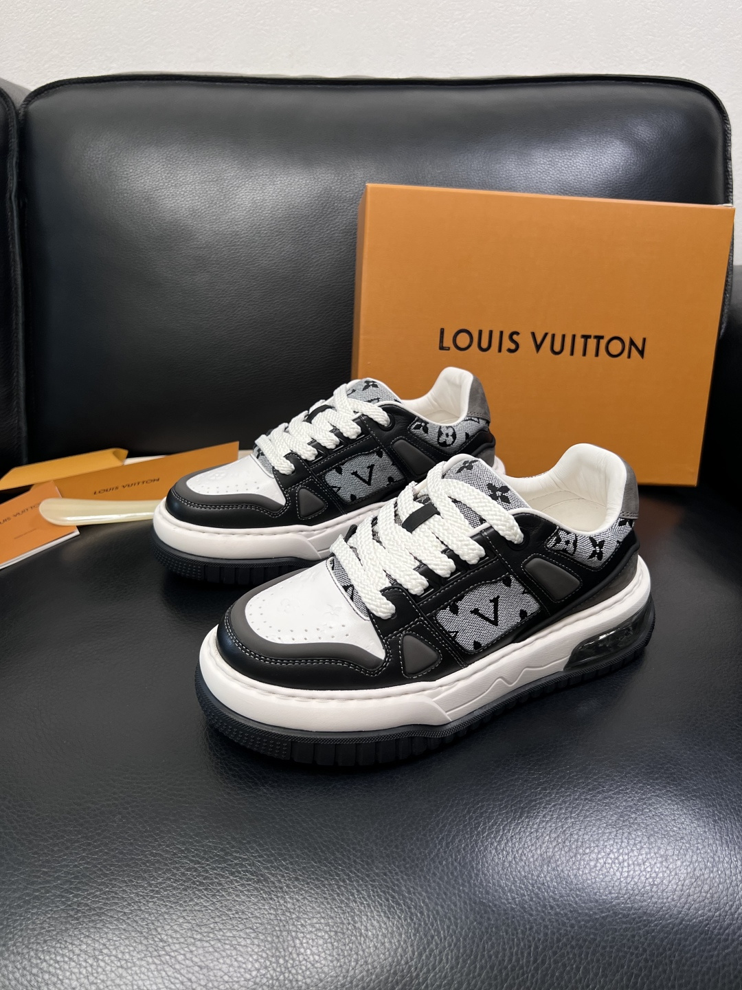 Lv  高品质  顶级工艺品  路易威登，运动板鞋专柜同步，鞋面意大利进口，高品质拼接缤纷色彩复杂工艺品