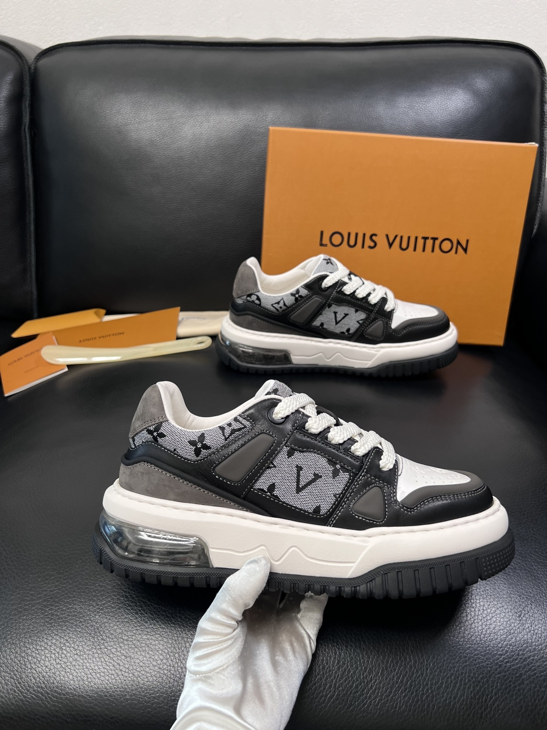 Lv  高品质  顶级工艺品  路易威登，运动板鞋专柜同步，鞋面意大利进口，高品质拼接缤纷色彩复杂工艺品