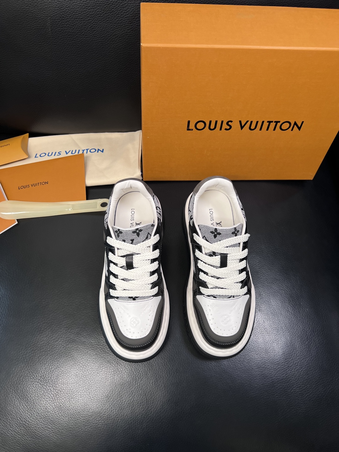 Lv  高品质  顶级工艺品  路易威登，运动板鞋专柜同步，鞋面意大利进口，高品质拼接缤纷色彩复杂工艺品