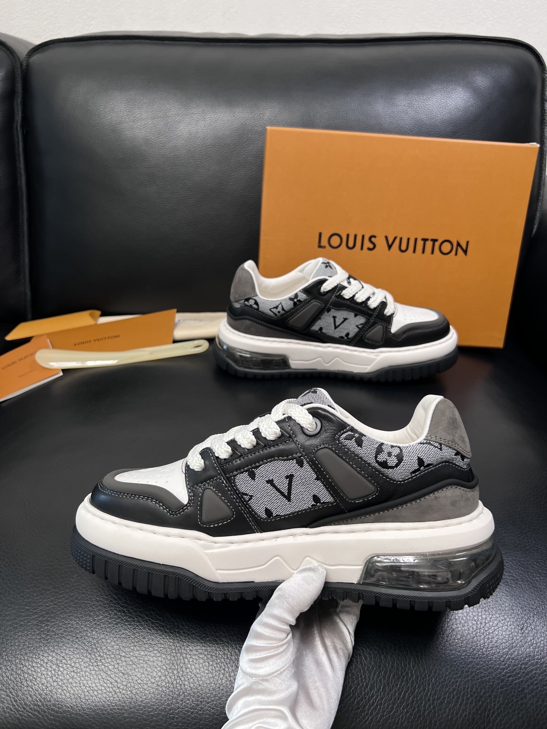 Lv  高品质  顶级工艺品  路易威登，运动板鞋专柜同步，鞋面意大利进口，高品质拼接缤纷色彩复杂工艺品