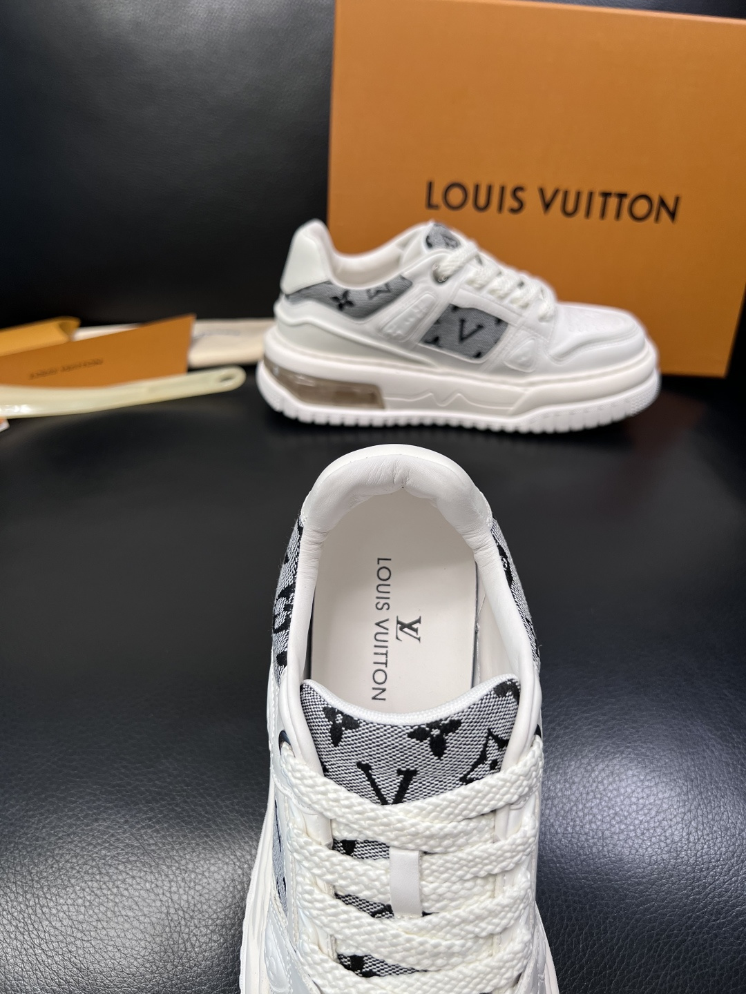 Lv  高品质  顶级工艺品  路易威登，运动板鞋专柜同步，鞋面意大利进口，高品质拼接缤纷色彩复杂工艺品