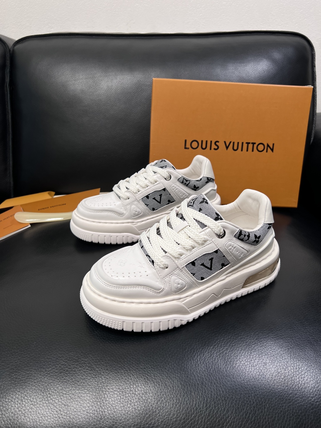 Lv  高品质  顶级工艺品  路易威登，运动板鞋专柜同步，鞋面意大利进口，高品质拼接缤纷色彩复杂工艺品