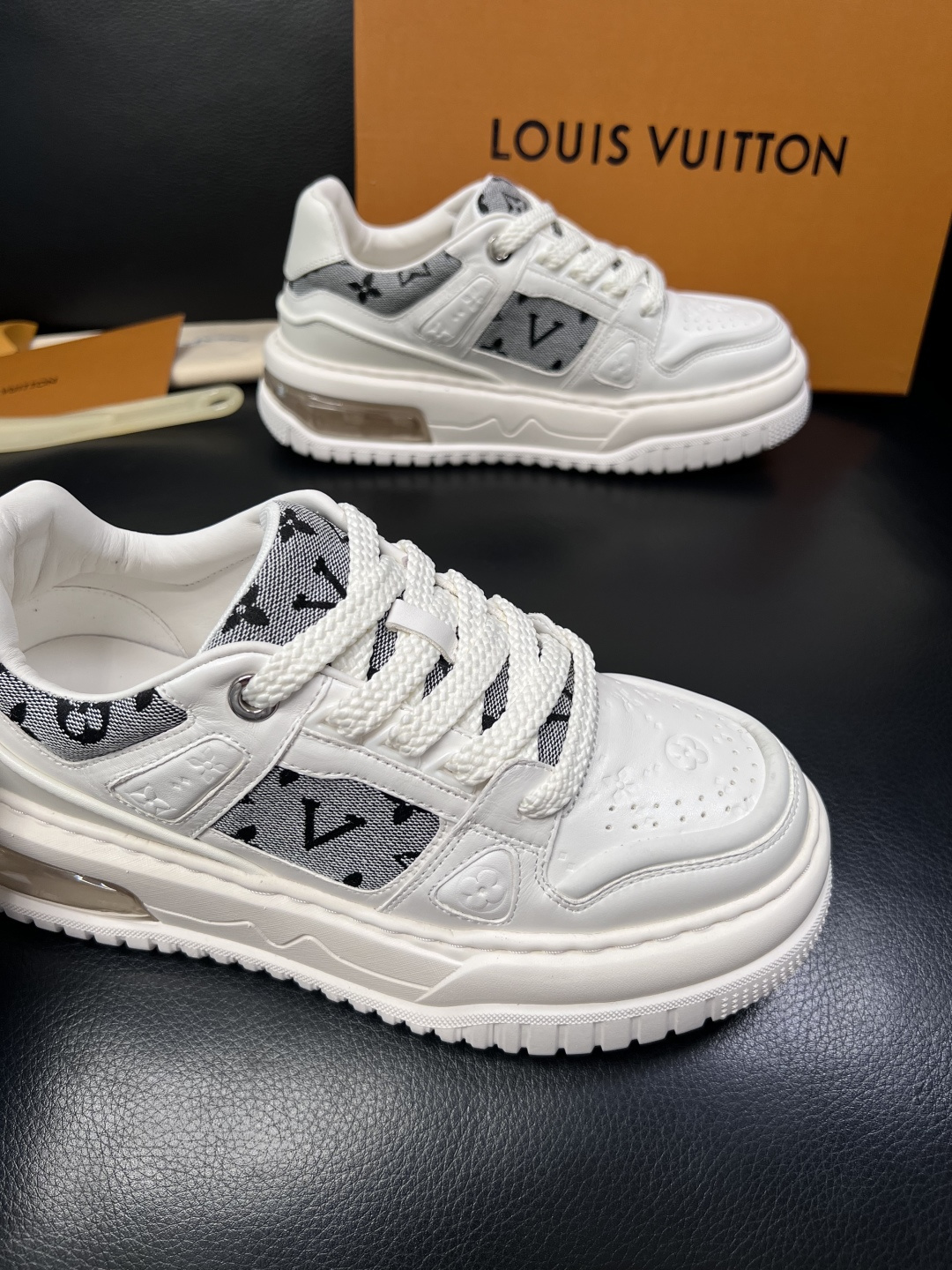 Lv  高品质  顶级工艺品  路易威登，运动板鞋专柜同步，鞋面意大利进口，高品质拼接缤纷色彩复杂工艺品