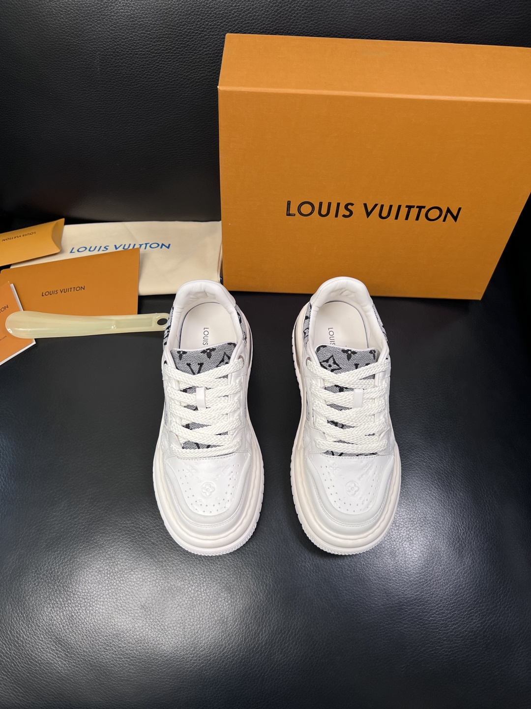 Lv  高品质  顶级工艺品  路易威登，运动板鞋专柜同步，鞋面意大利进口，高品质拼接缤纷色彩复杂工艺品
