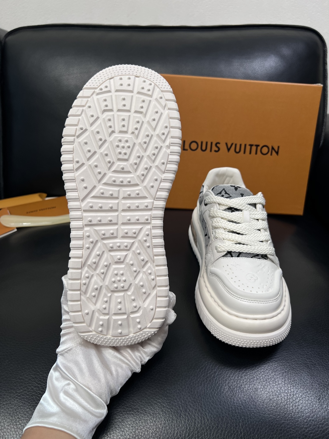 Lv  高品质  顶级工艺品  路易威登，运动板鞋专柜同步，鞋面意大利进口，高品质拼接缤纷色彩复杂工艺品