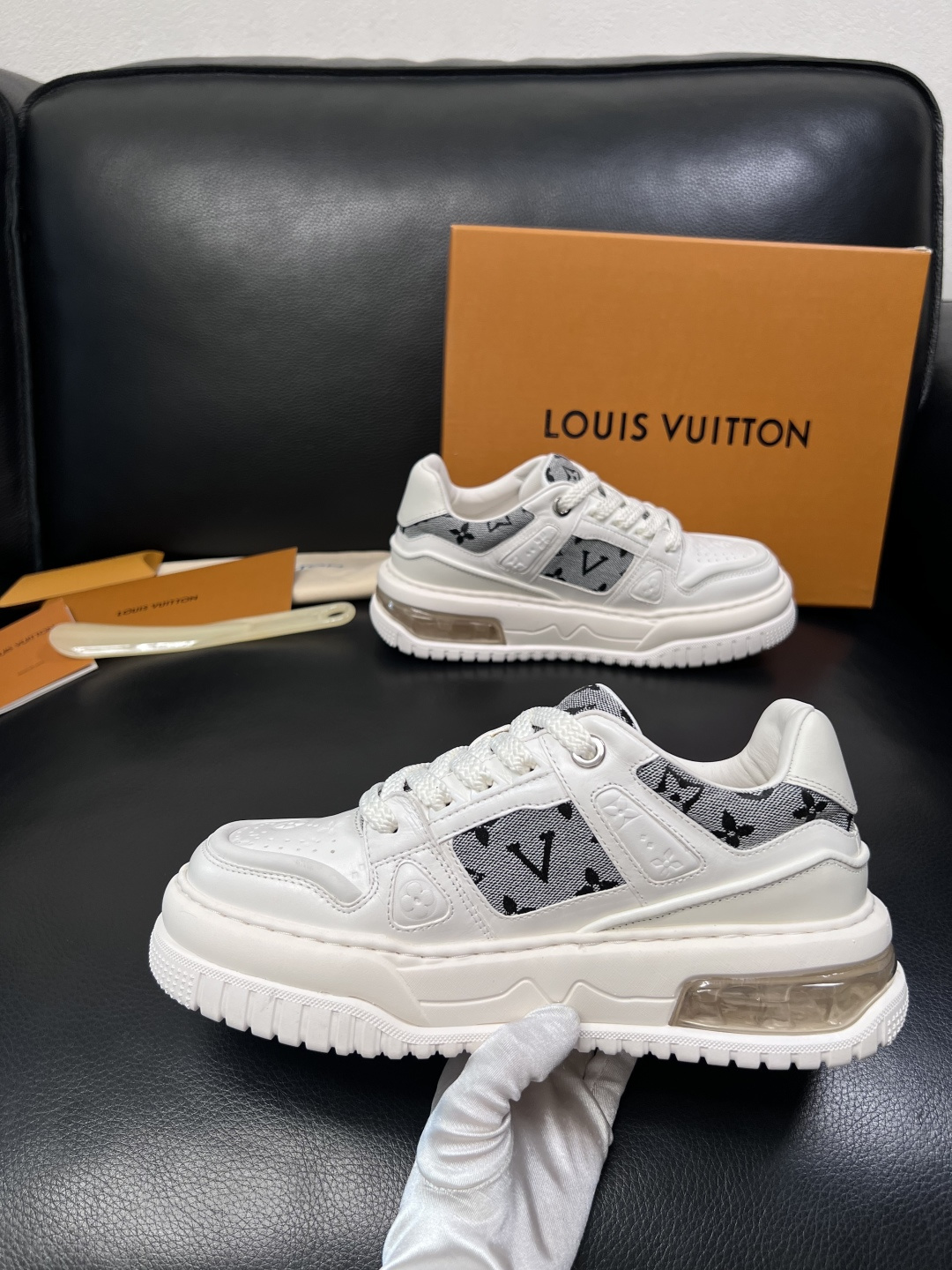 Lv  高品质  顶级工艺品  路易威登，运动板鞋专柜同步，鞋面意大利进口，高品质拼接缤纷色彩复杂工艺品