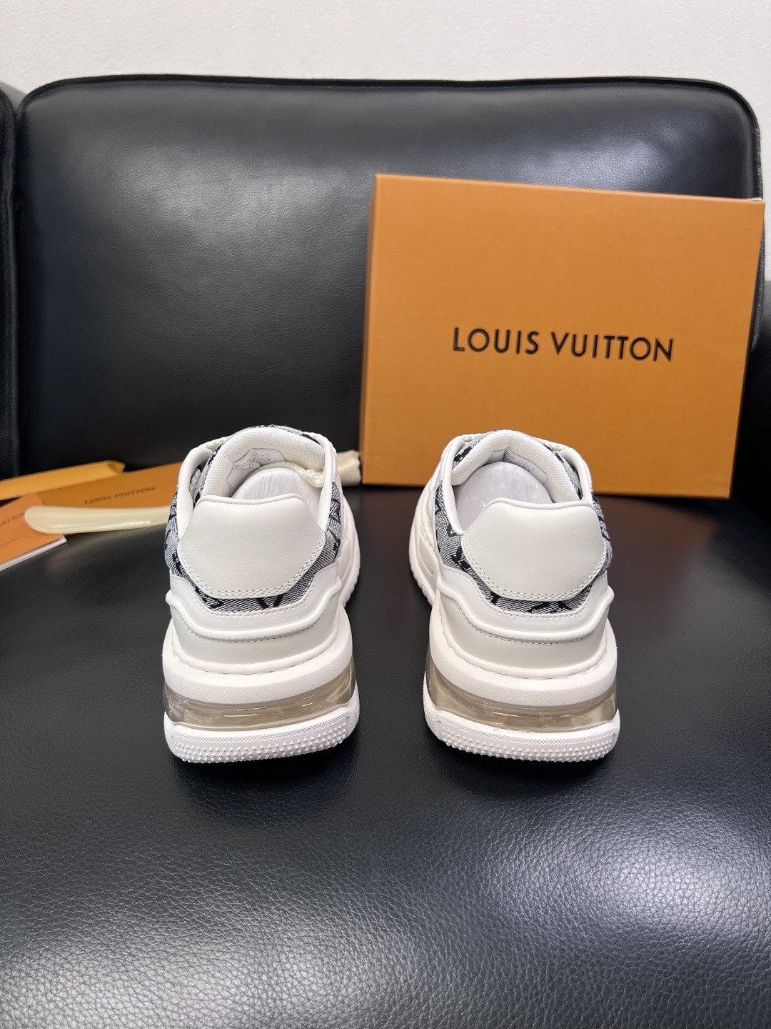 Lv  高品质  顶级工艺品  路易威登，运动板鞋专柜同步，鞋面意大利进口，高品质拼接缤纷色彩复杂工艺品