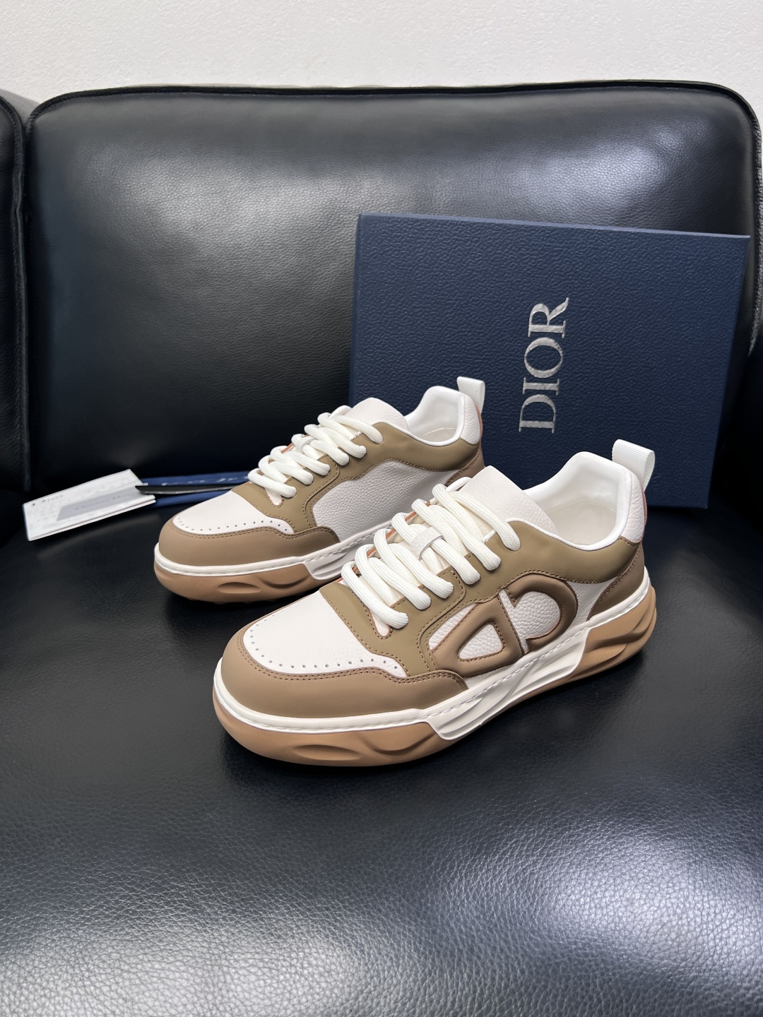 Dior 顶级工艺品 迪奥  专柜同步 原厂配置，意大利进口原版牛皮面料，透气舒适进口水染牛里垫，鞋底：
