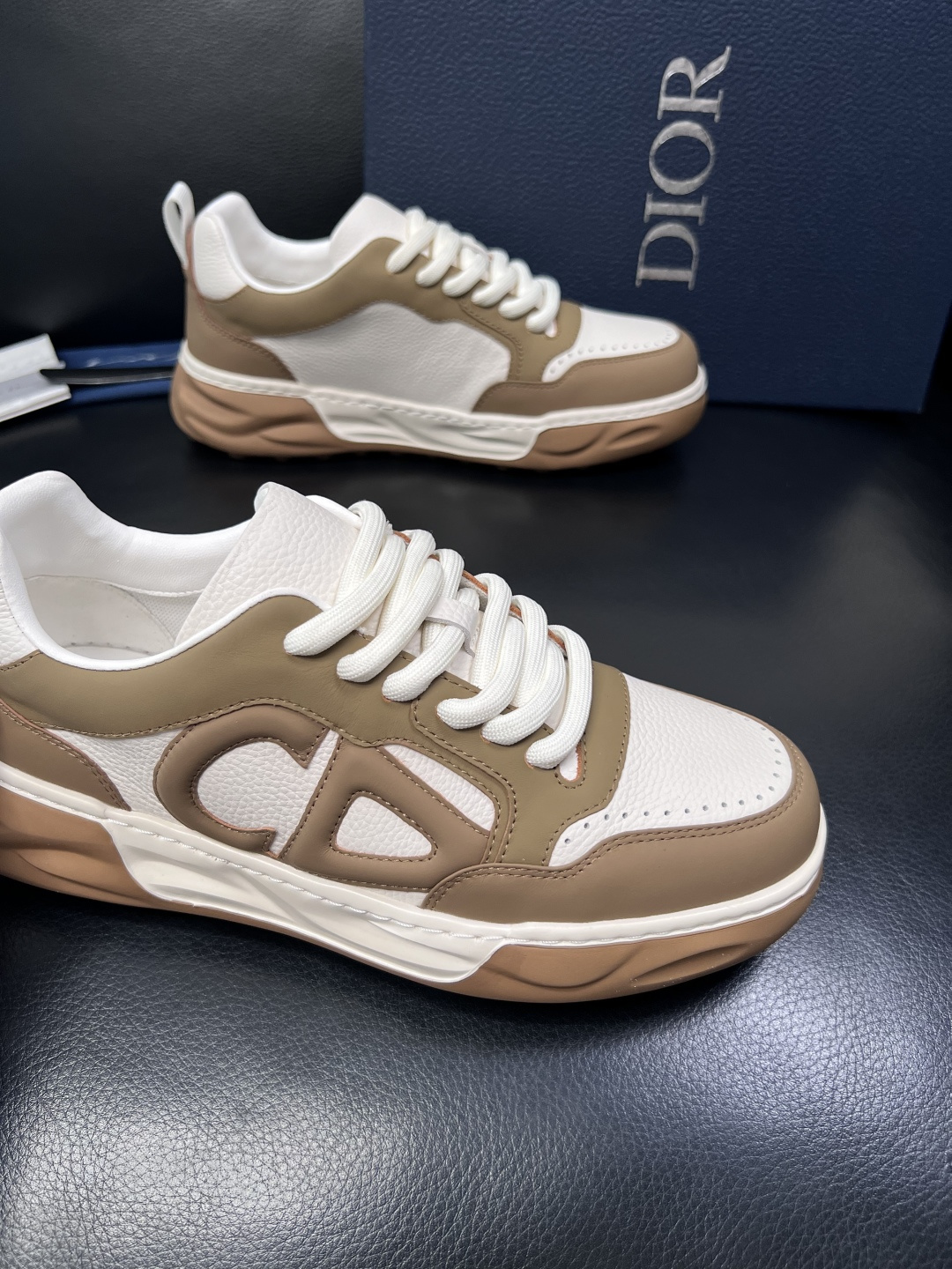 Dior 顶级工艺品 迪奥  专柜同步 原厂配置，意大利进口原版牛皮面料，透气舒适进口水染牛里垫，鞋底：