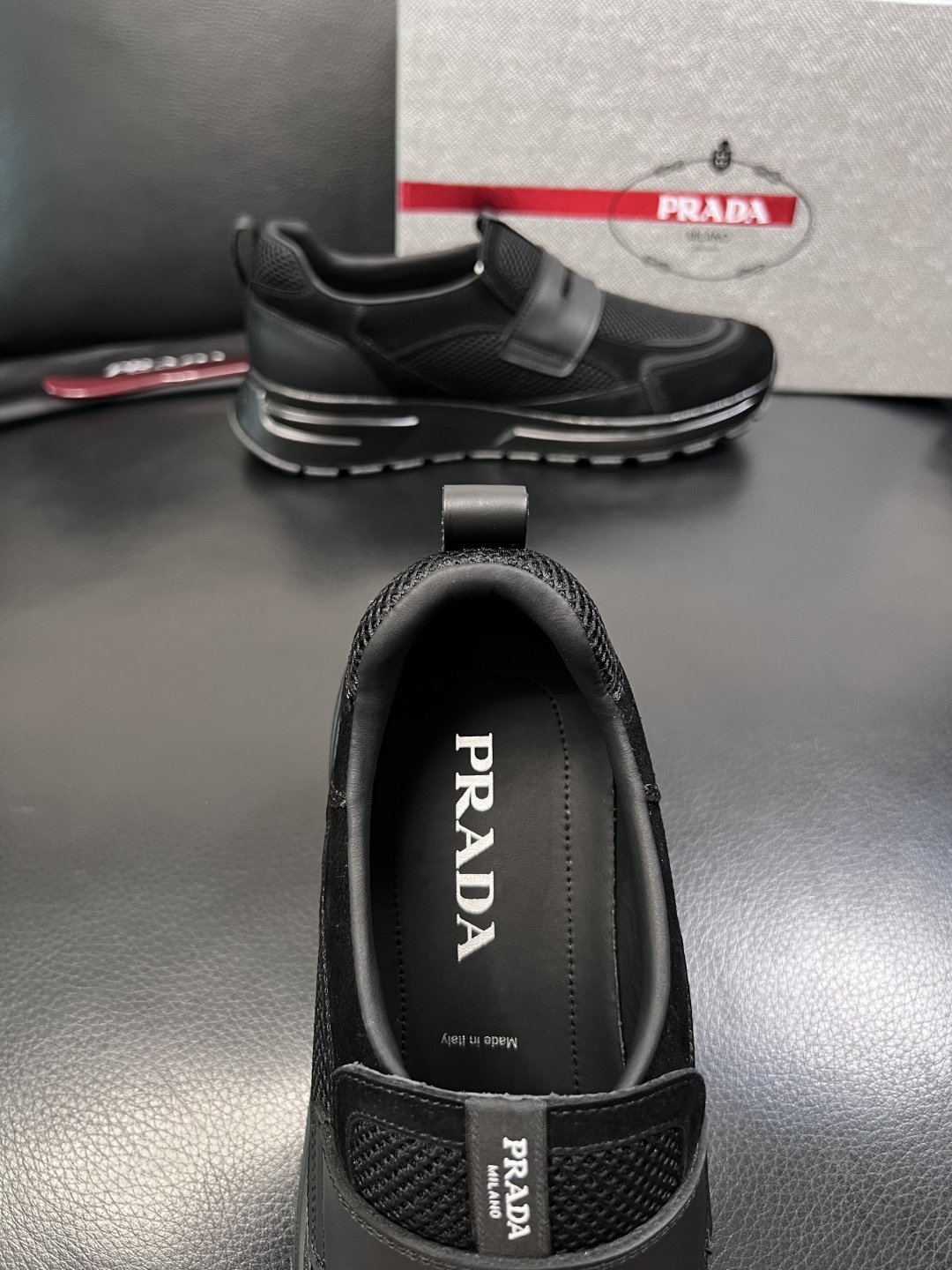 PRADA  高品质  顶级工艺品 普拉达 专柜同步 原厂配置，意大利进口原版牛皮面料，透气舒适进口水染