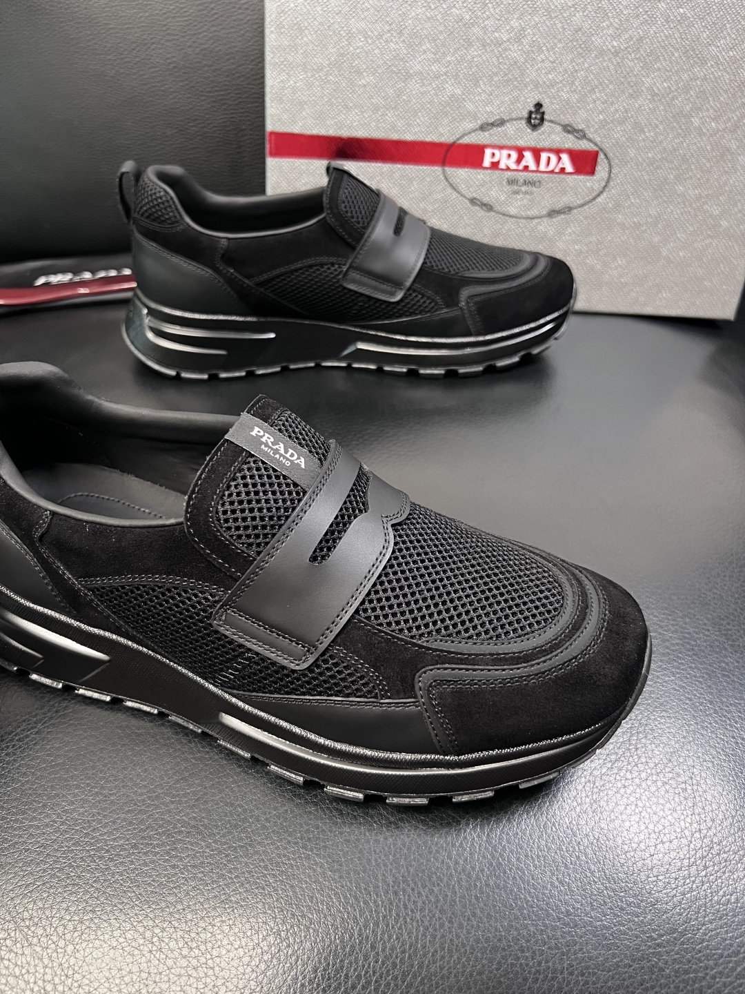 PRADA  高品质  顶级工艺品 普拉达 专柜同步 原厂配置，意大利进口原版牛皮面料，透气舒适进口水染