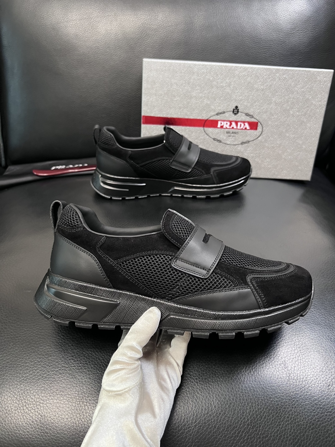 PRADA  高品质  顶级工艺品 普拉达 专柜同步 原厂配置，意大利进口原版牛皮面料，透气舒适进口水染