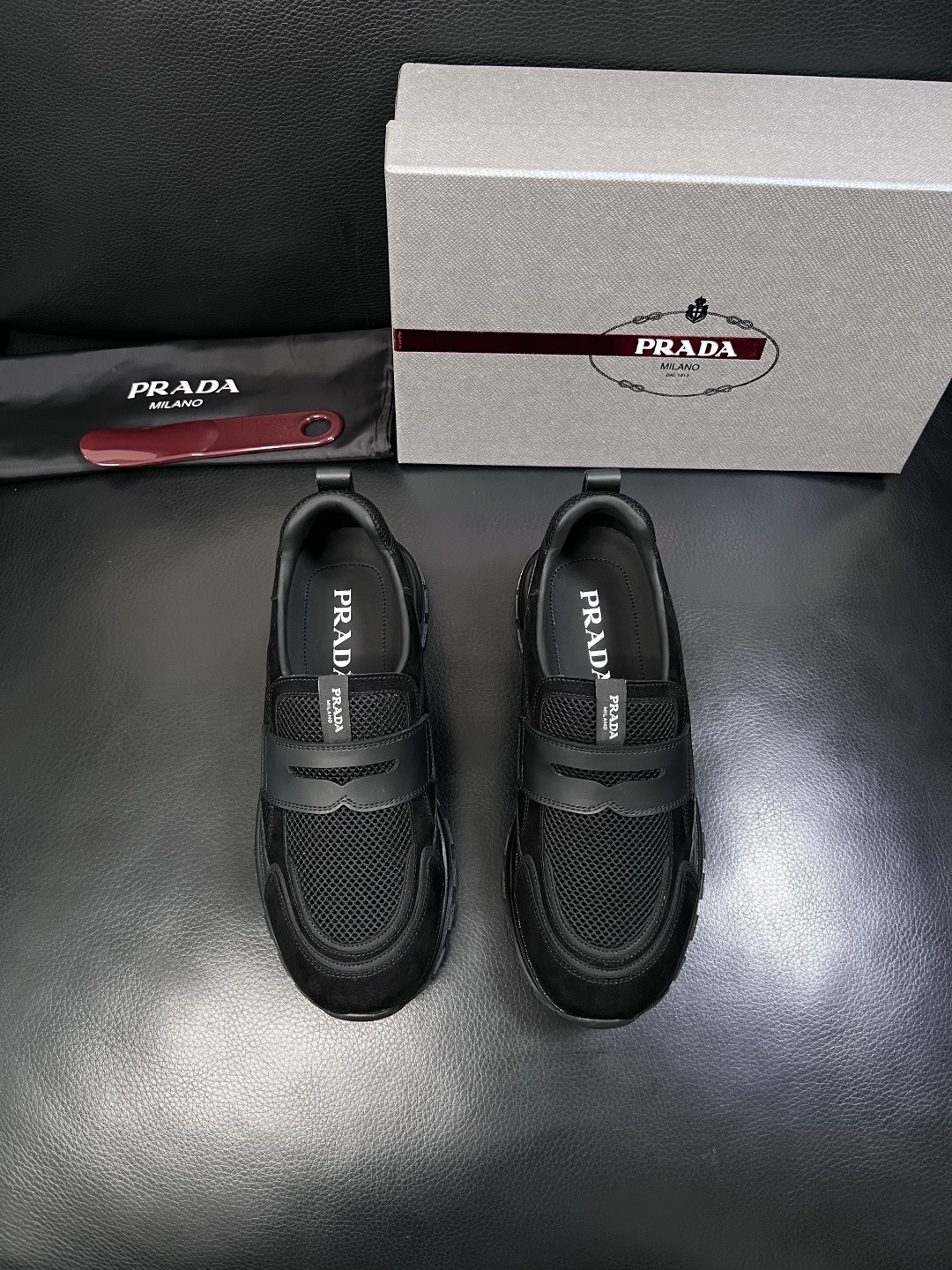 PRADA  高品质  顶级工艺品 普拉达 专柜同步 原厂配置，意大利进口原版牛皮面料，透气舒适进口水染