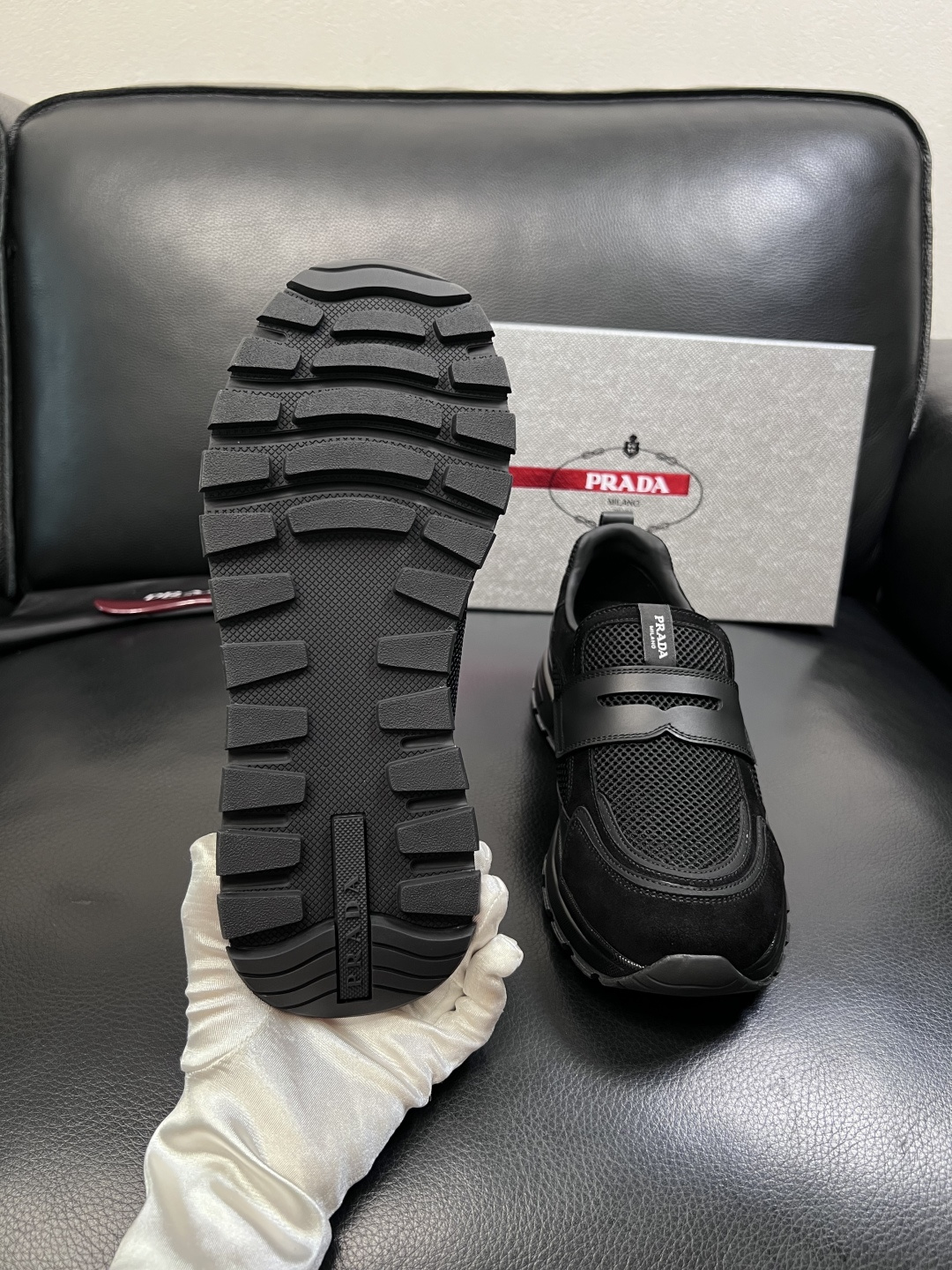 PRADA  高品质  顶级工艺品 普拉达 专柜同步 原厂配置，意大利进口原版牛皮面料，透气舒适进口水染