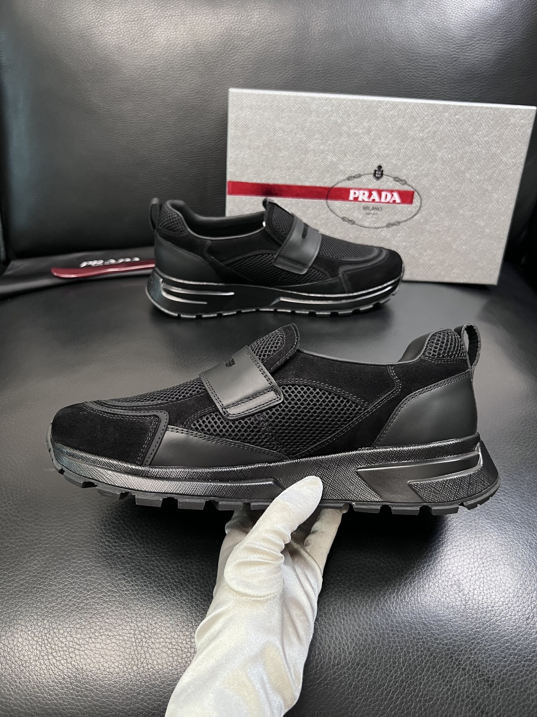 PRADA  高品质  顶级工艺品 普拉达 专柜同步 原厂配置，意大利进口原版牛皮面料，透气舒适进口水染