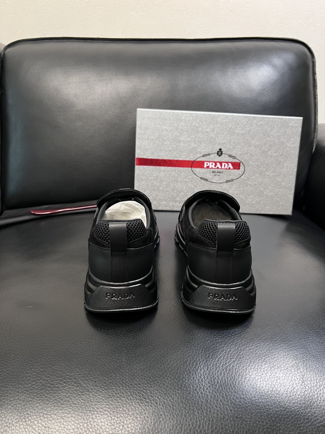 PRADA  高品质  顶级工艺品 普拉达 专柜同步 原厂配置，意大利进口原版牛皮面料，透气舒适进口水染