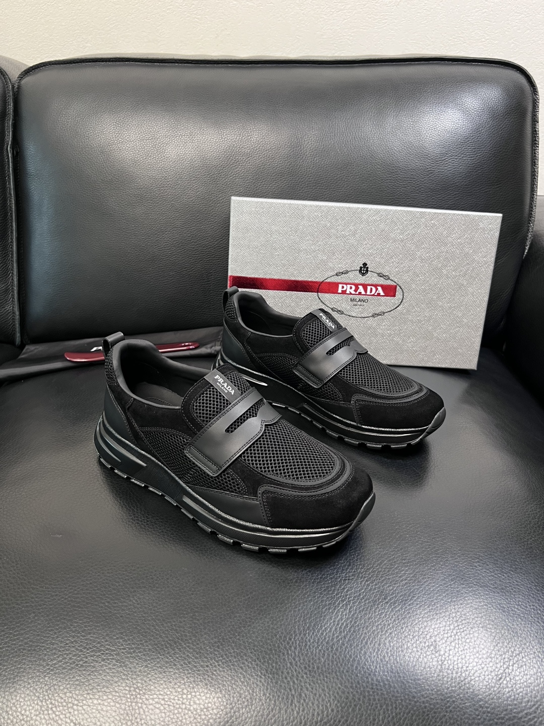 PRADA  高品质  顶级工艺品 普拉达 专柜同步 原厂配置，意大利进口原版牛皮面料，透气舒适进口水染