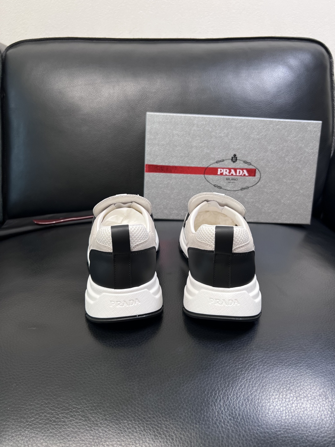 PRADA  高品质  顶级工艺品 普拉达 专柜同步 原厂配置，意大利进口原版牛皮面料，透气舒适进口水染