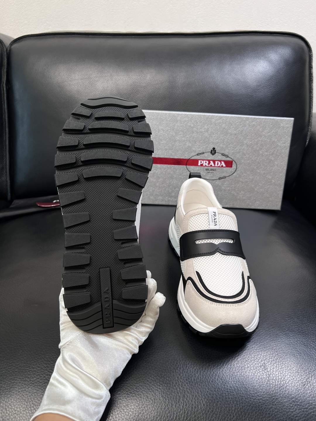 PRADA  高品质  顶级工艺品 普拉达 专柜同步 原厂配置，意大利进口原版牛皮面料，透气舒适进口水染