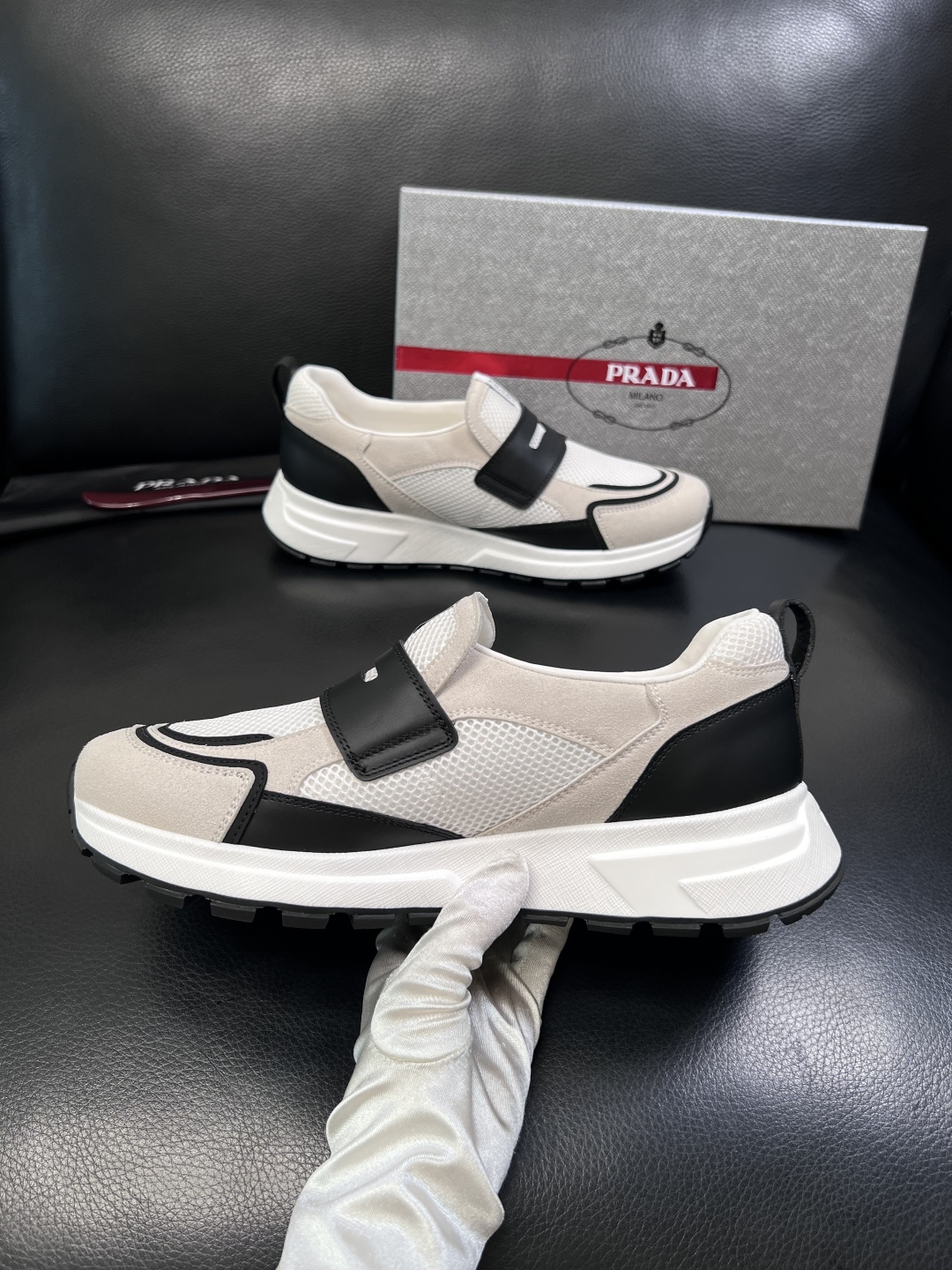 PRADA  高品质  顶级工艺品 普拉达 专柜同步 原厂配置，意大利进口原版牛皮面料，透气舒适进口水染