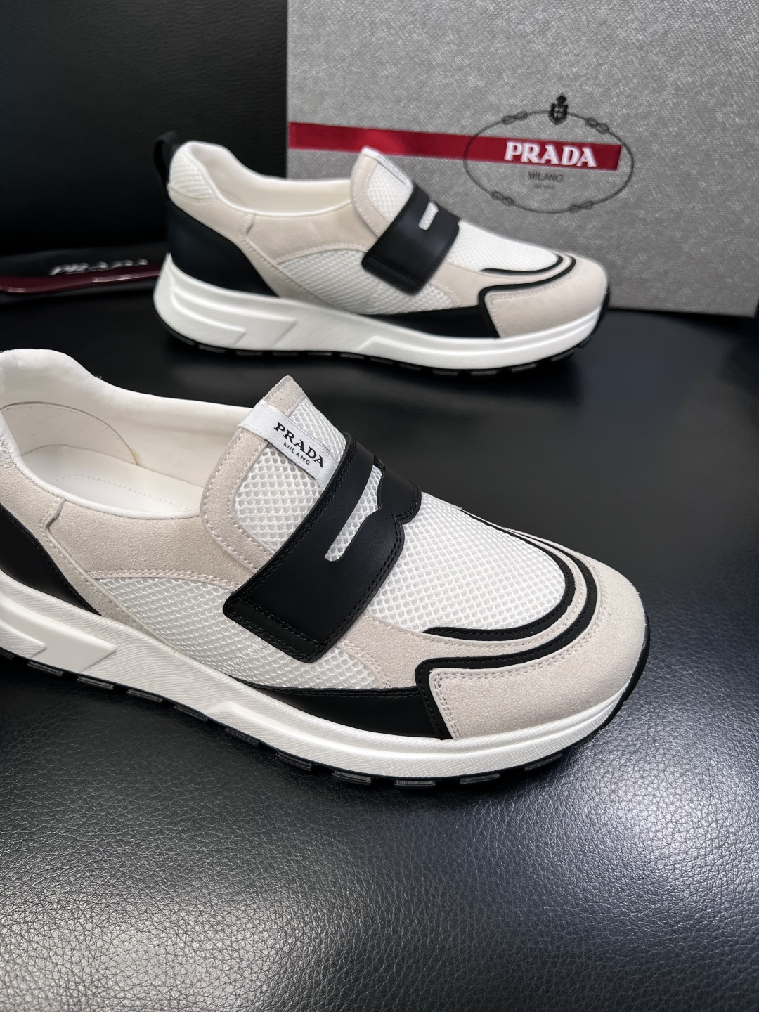 PRADA  高品质  顶级工艺品 普拉达 专柜同步 原厂配置，意大利进口原版牛皮面料，透气舒适进口水染