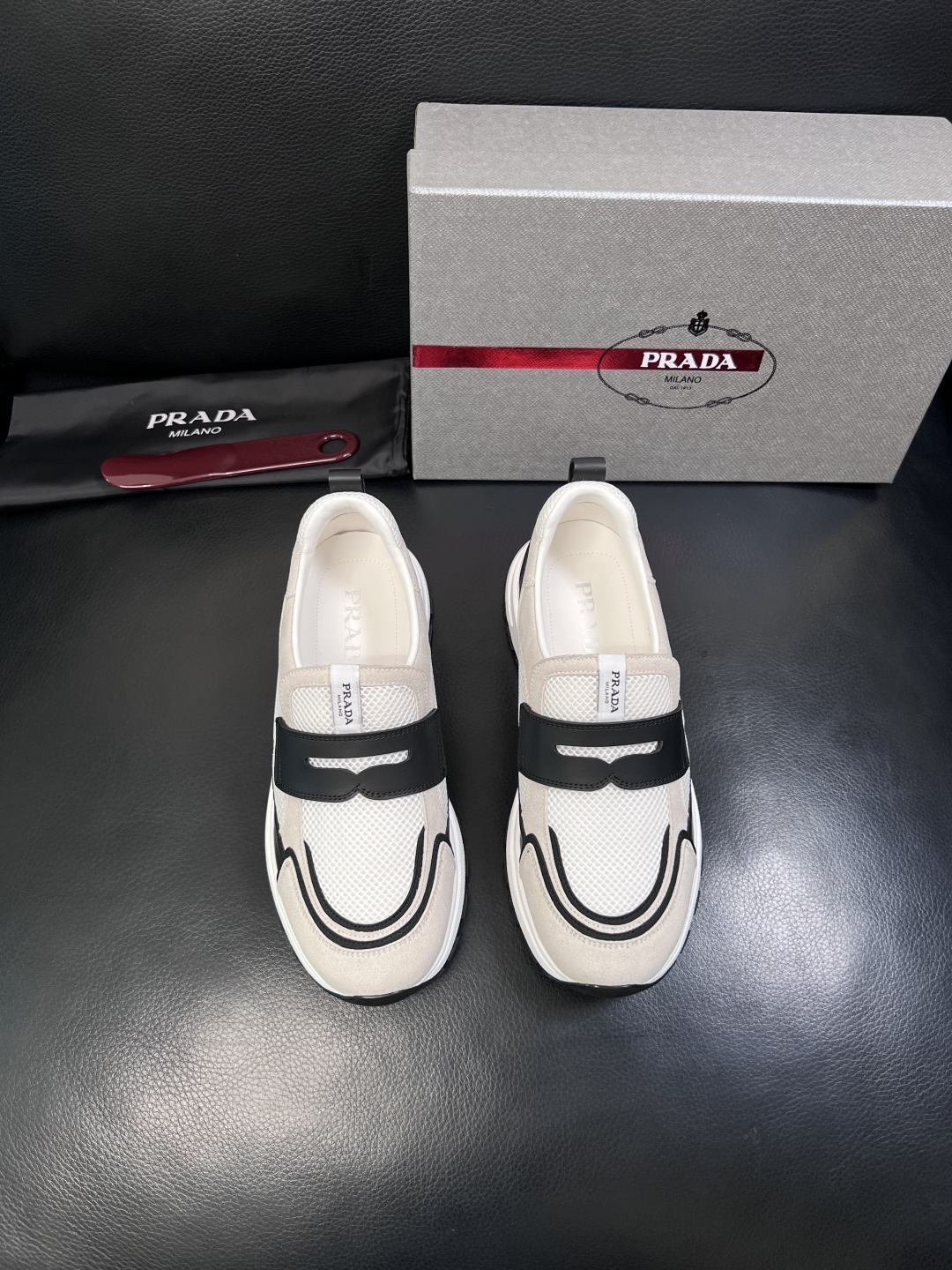 PRADA  高品质  顶级工艺品 普拉达 专柜同步 原厂配置，意大利进口原版牛皮面料，透气舒适进口水染