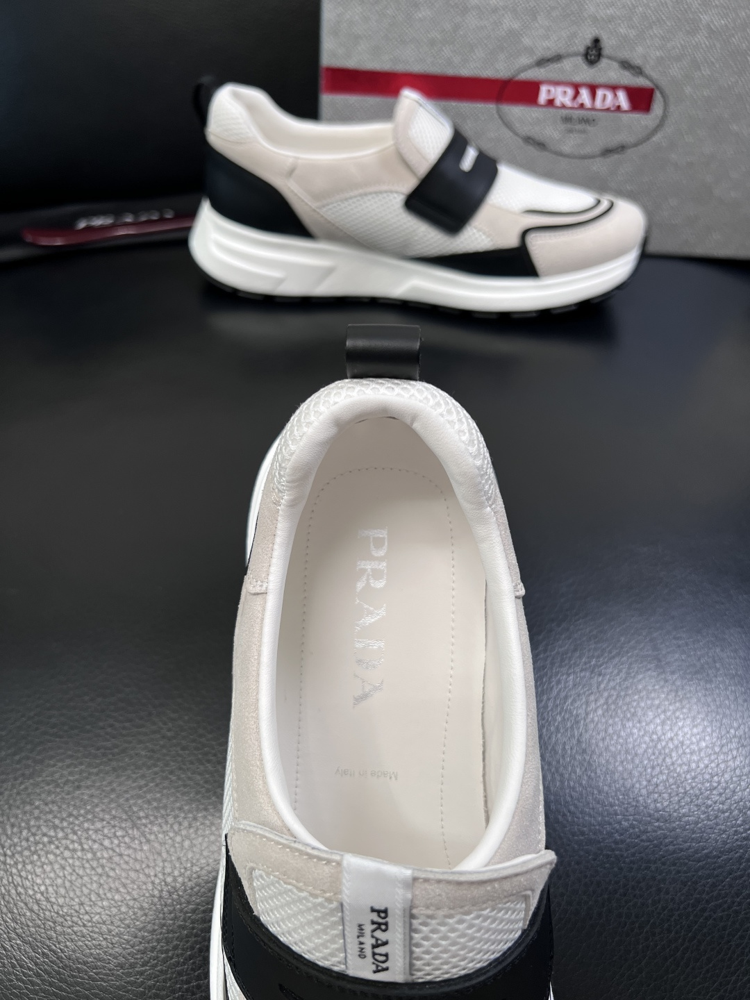 PRADA  高品质  顶级工艺品 普拉达 专柜同步 原厂配置，意大利进口原版牛皮面料，透气舒适进口水染