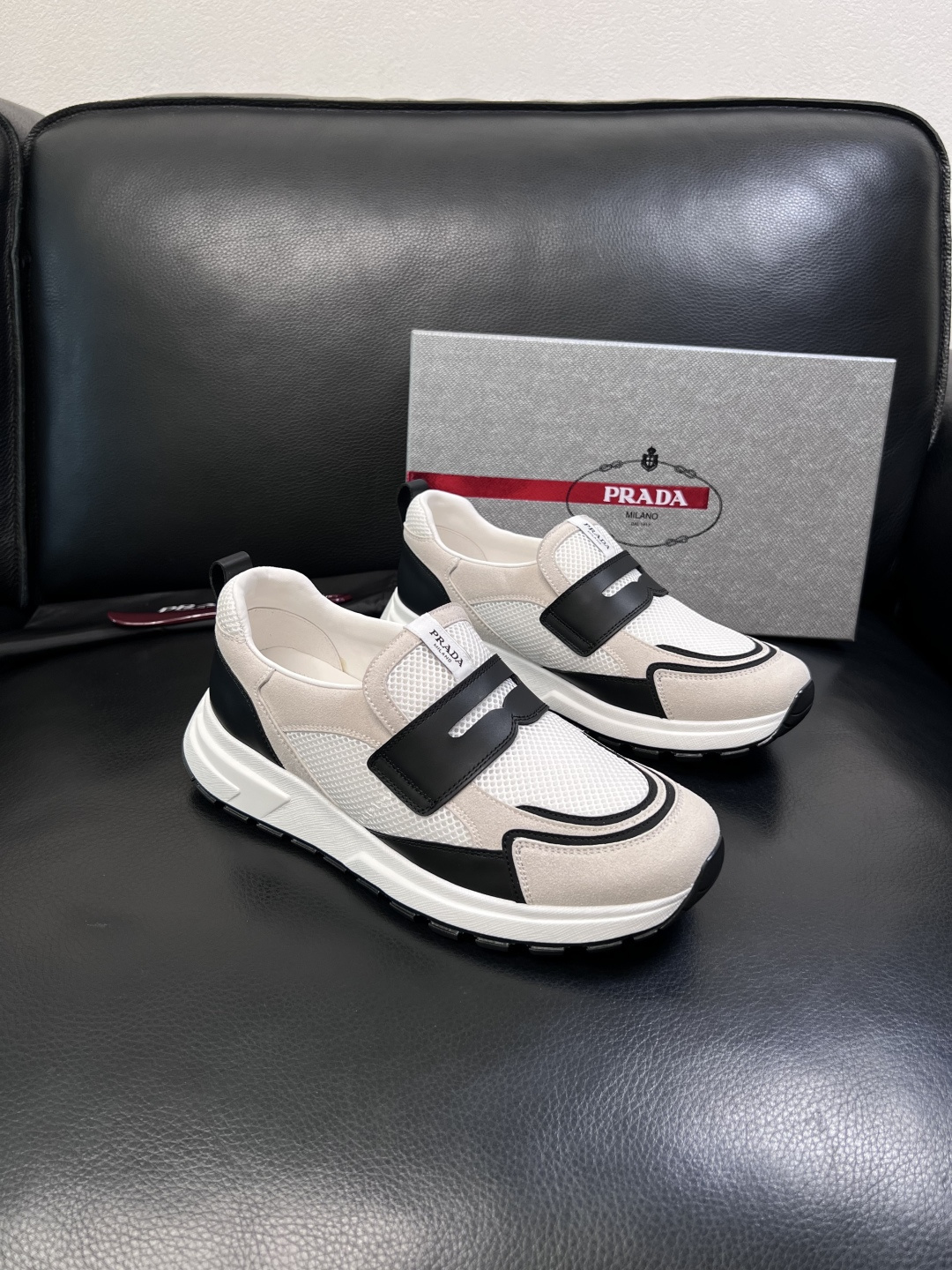 PRADA  高品质  顶级工艺品 普拉达 专柜同步 原厂配置，意大利进口原版牛皮面料，透气舒适进口水染