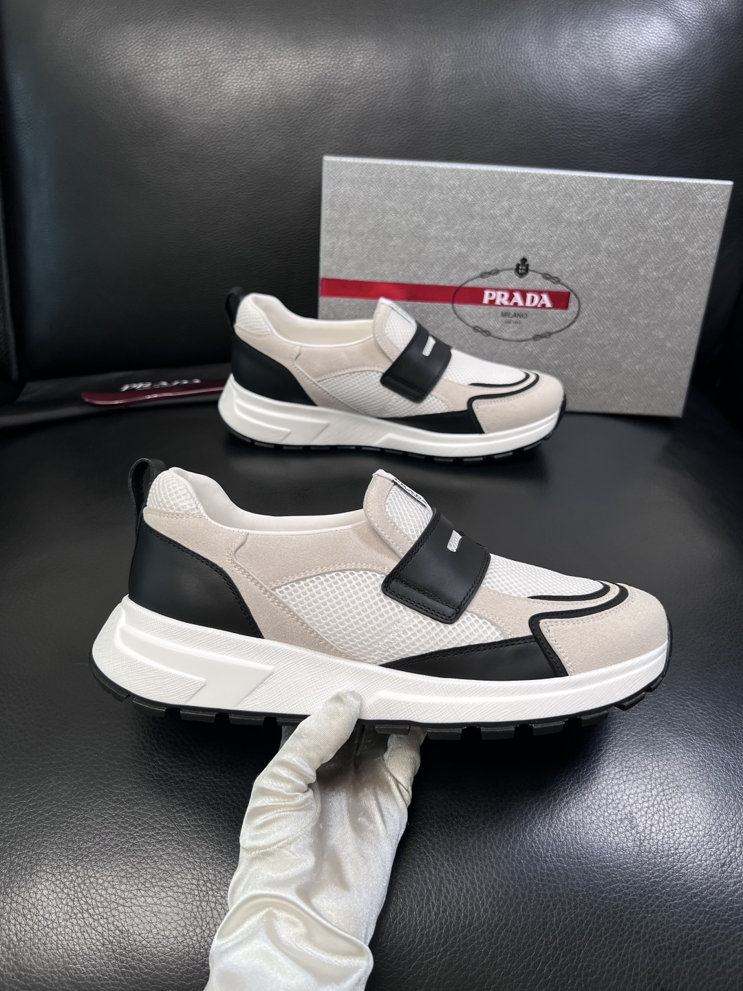 PRADA  高品质  顶级工艺品 普拉达 专柜同步 原厂配置，意大利进口原版牛皮面料，透气舒适进口水染
