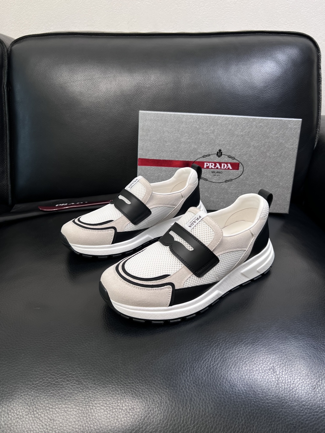 PRADA  高品质  顶级工艺品 普拉达 专柜同步 原厂配置，意大利进口原版牛皮面料，透气舒适进口水染